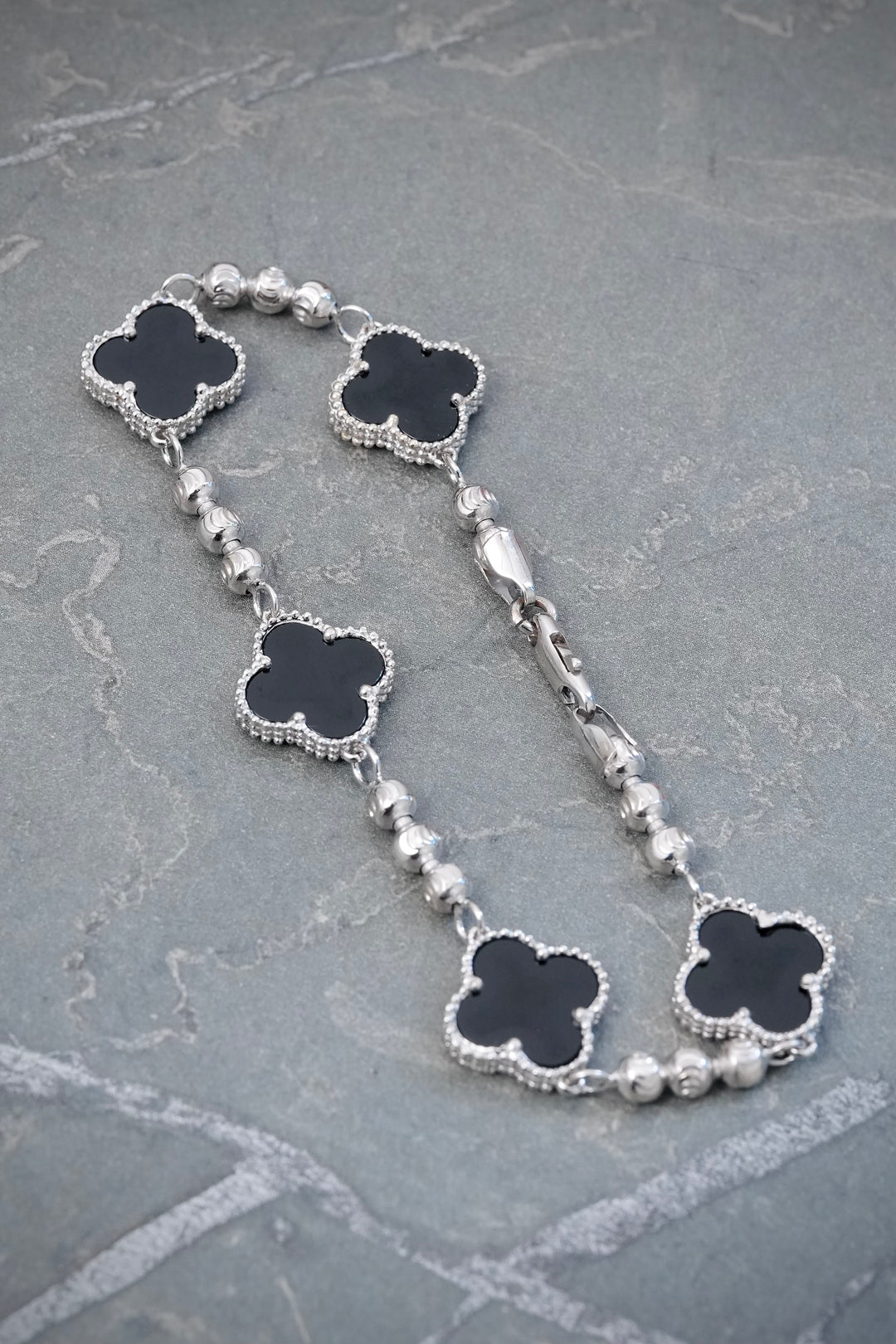 Pulso Lucky Clover Piedra Negra 12.7gr / 20cm / 14mm — Oro Blanco