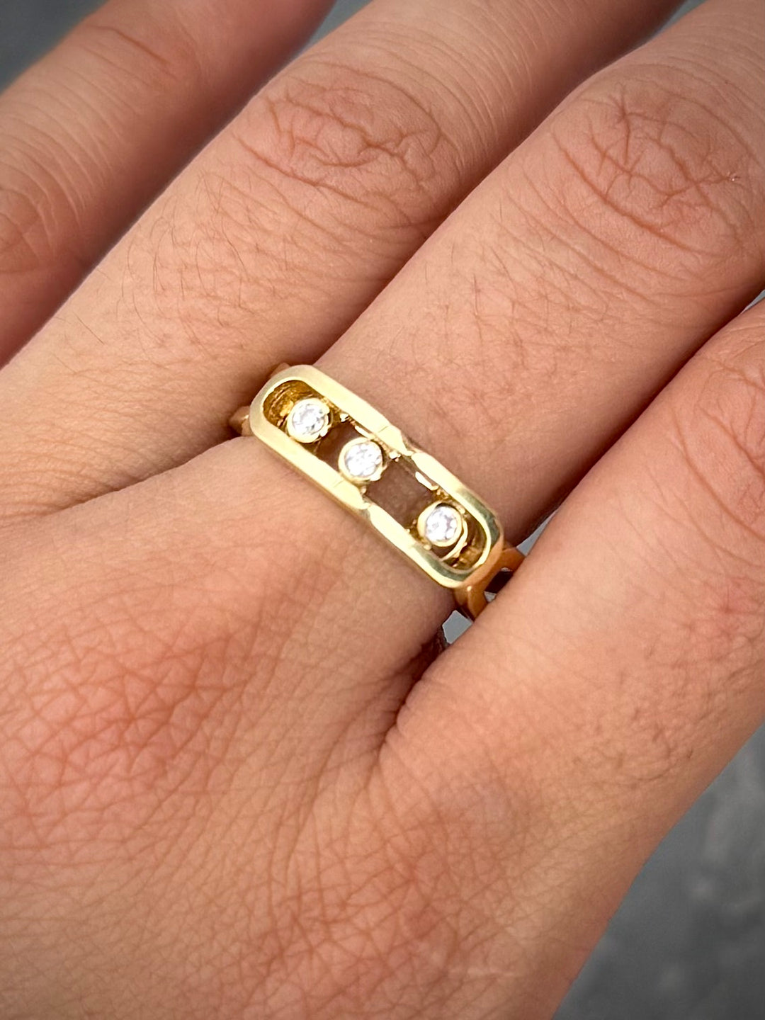 Anillo Mk con Swarovski Blanco 2.9gr / Talla 6 — Oro Amarillo