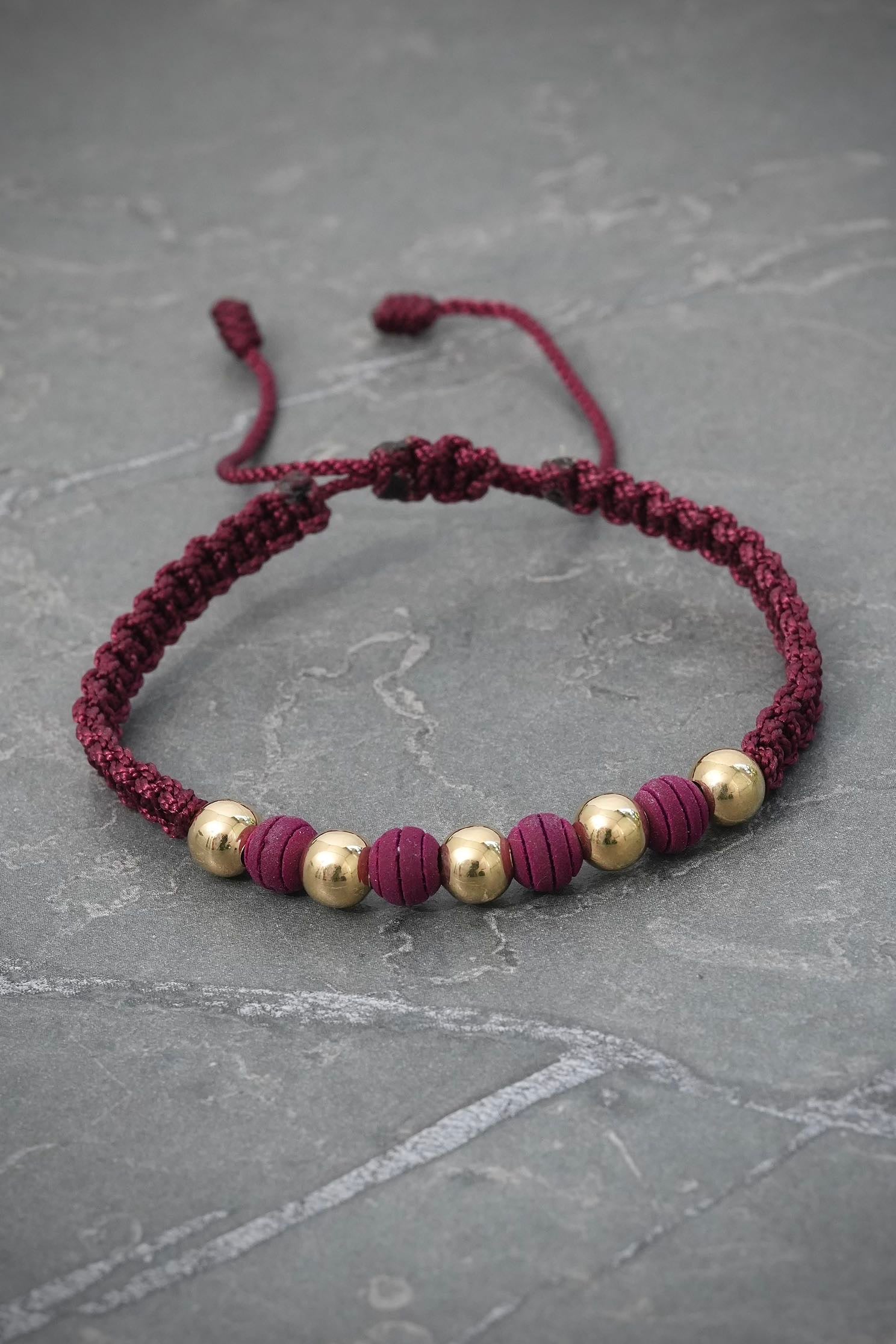 Pulsera en hilo vino tinto con bolas lisas y neoprenos 1gr / Oro Amarillo (Joya) M
