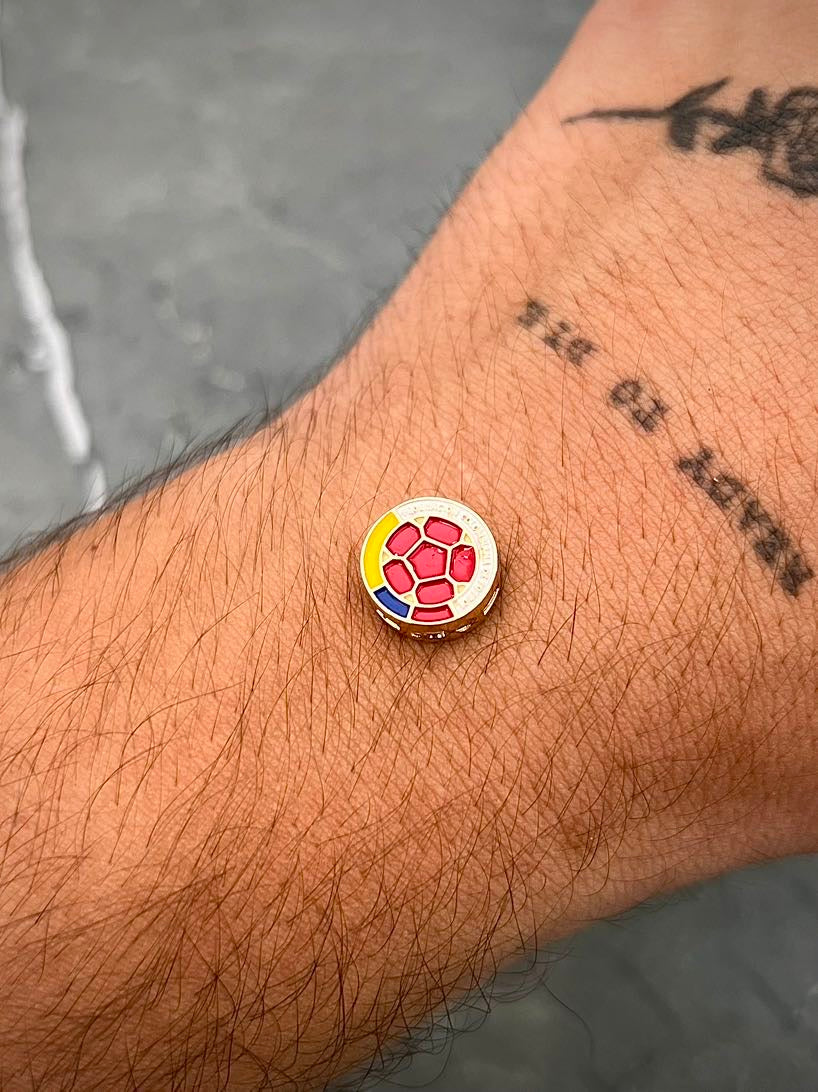 Herraje selección colombia 2.7gr / Largo 1.2cm / Oro Amarillo Nac B