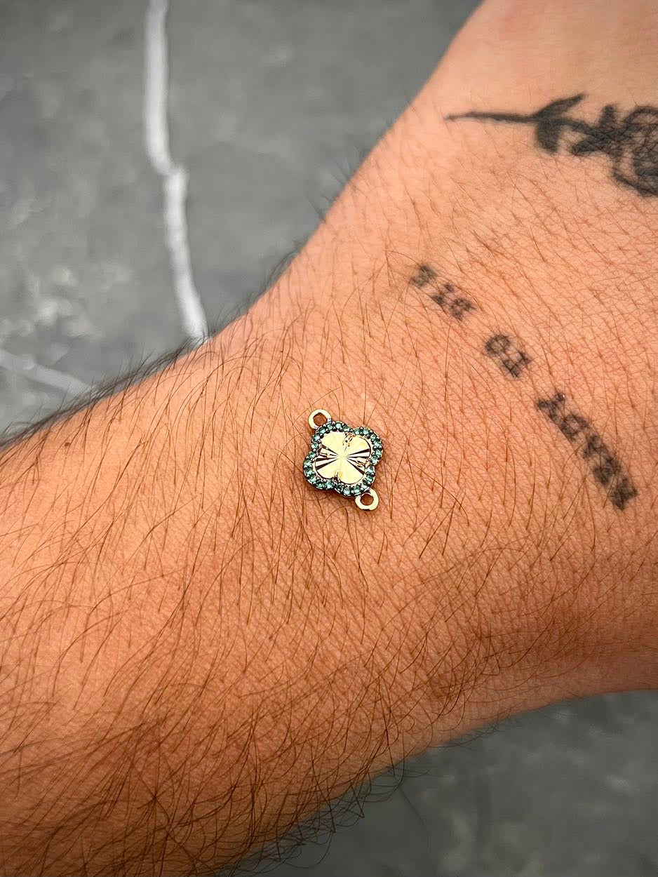 Herraje lucky clover diamantado con swarovski verde 0.6gr / Largo 1.3cm / Oro Amarillo Nac B