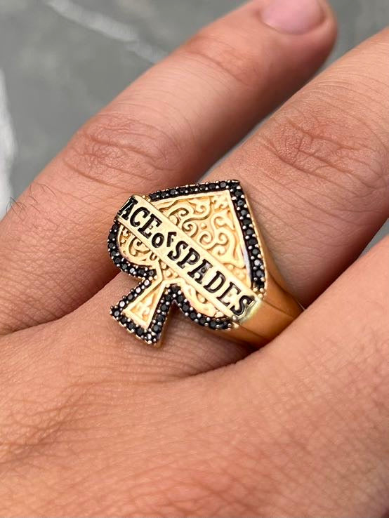 Anillo as de espadas con swarovski negro 8.45gr / Talla 10 1/4 — Oro Amarillo