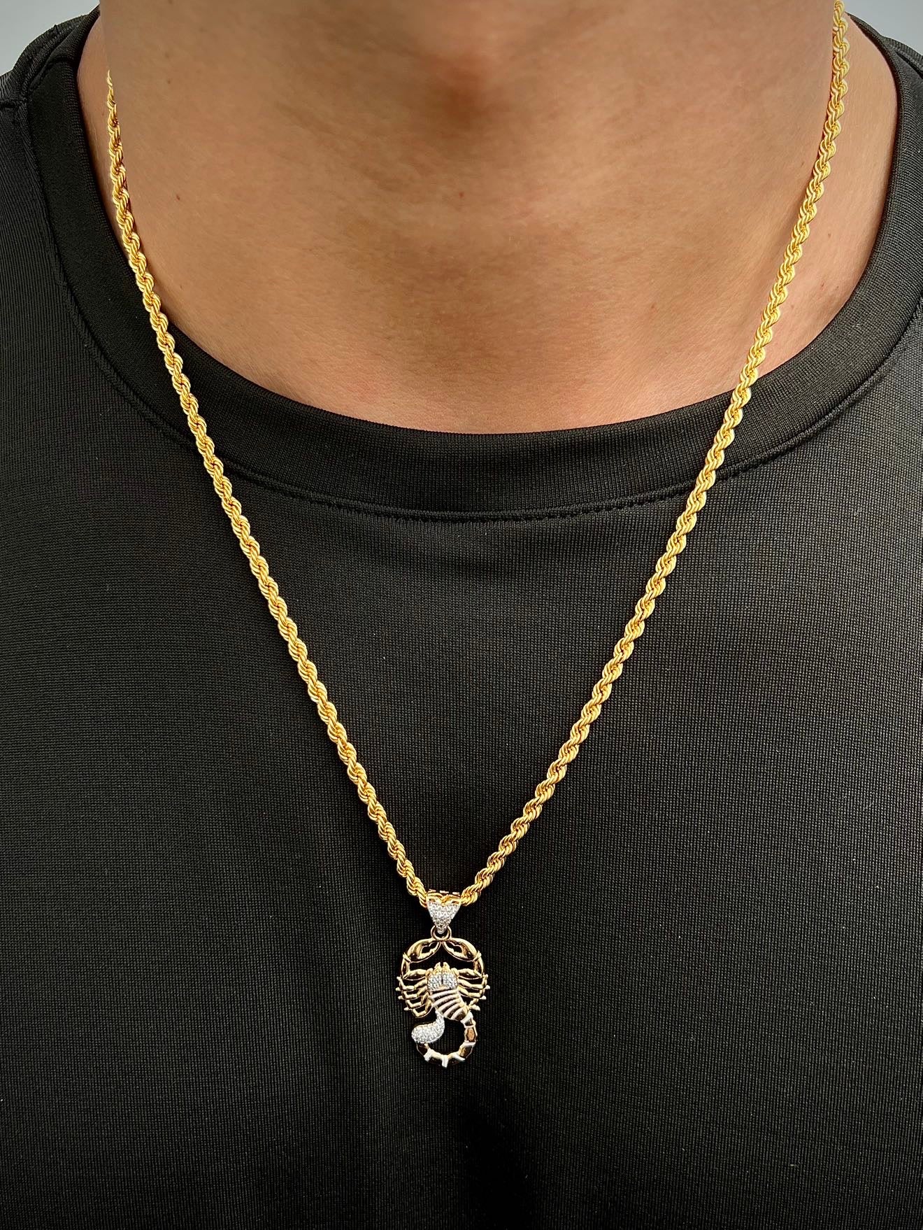 Dije escorpion con swarovski blanco 3.95gr / Largo 3.7cm — Oro Amarillo