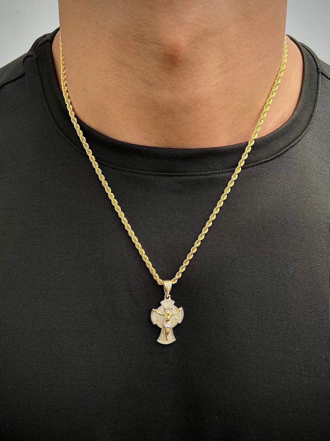 Dije cruz con cristo y swarovski blanco 7.15gr / Largo 4cm — Oro Amarillo