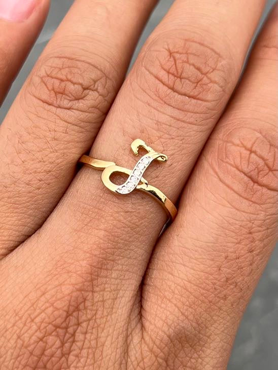 Anillo letra J con swarovski blanco 1.7gr / Talla 6 1/4 — Oro Amarillo