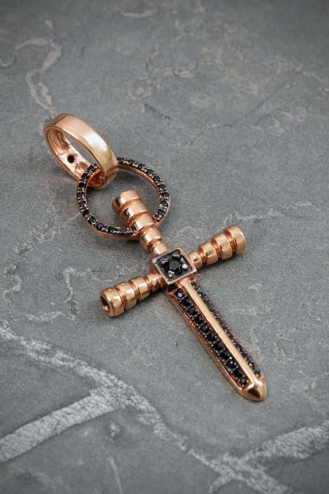 Dije de cruz clavo con swarovski negro 6.85gr / Largo 5cm — Oro Rosado