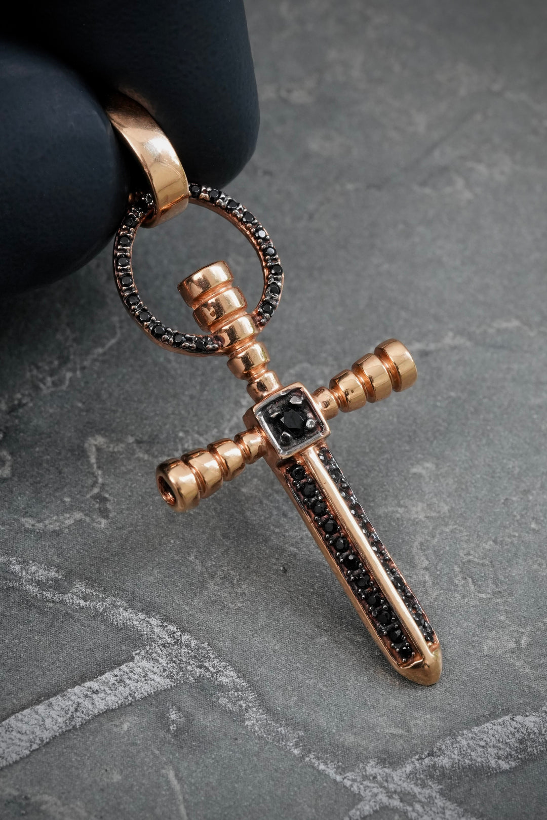 Dije de cruz clavo con swarovski negro 6.85gr / Largo 5cm — Oro Rosado