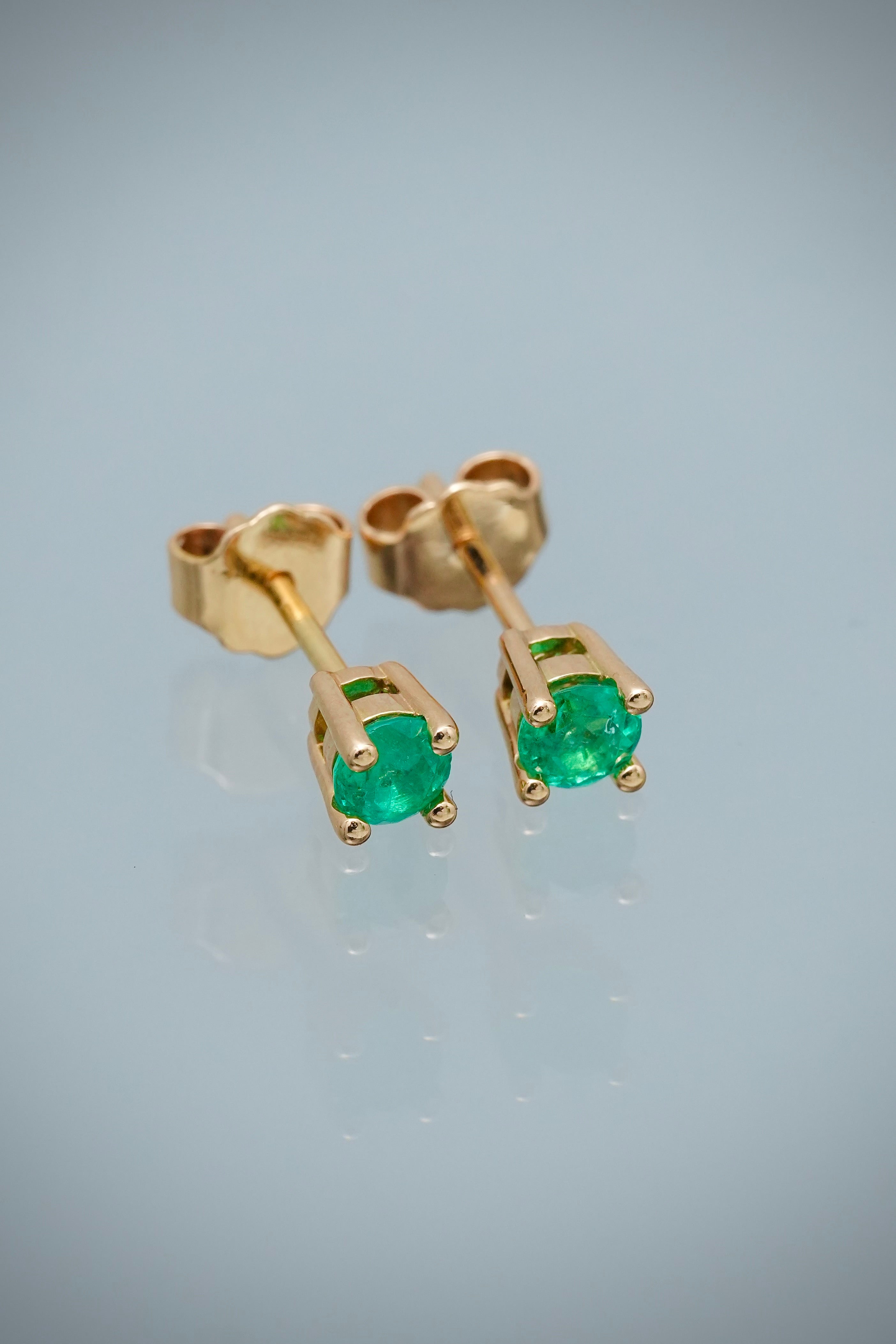 Topos con 48pts de Esmeralda 1.55gr / 0.4cm / 4.1mm — Oro Amarillo