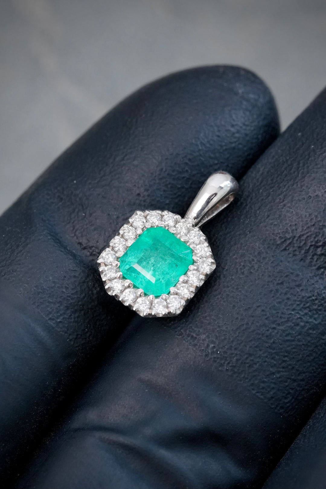 Dije con 70pts de Esmeralda y 16pts de Diamantes 1.8gr / 1.5cm / 8.9mm — Oro Blanco