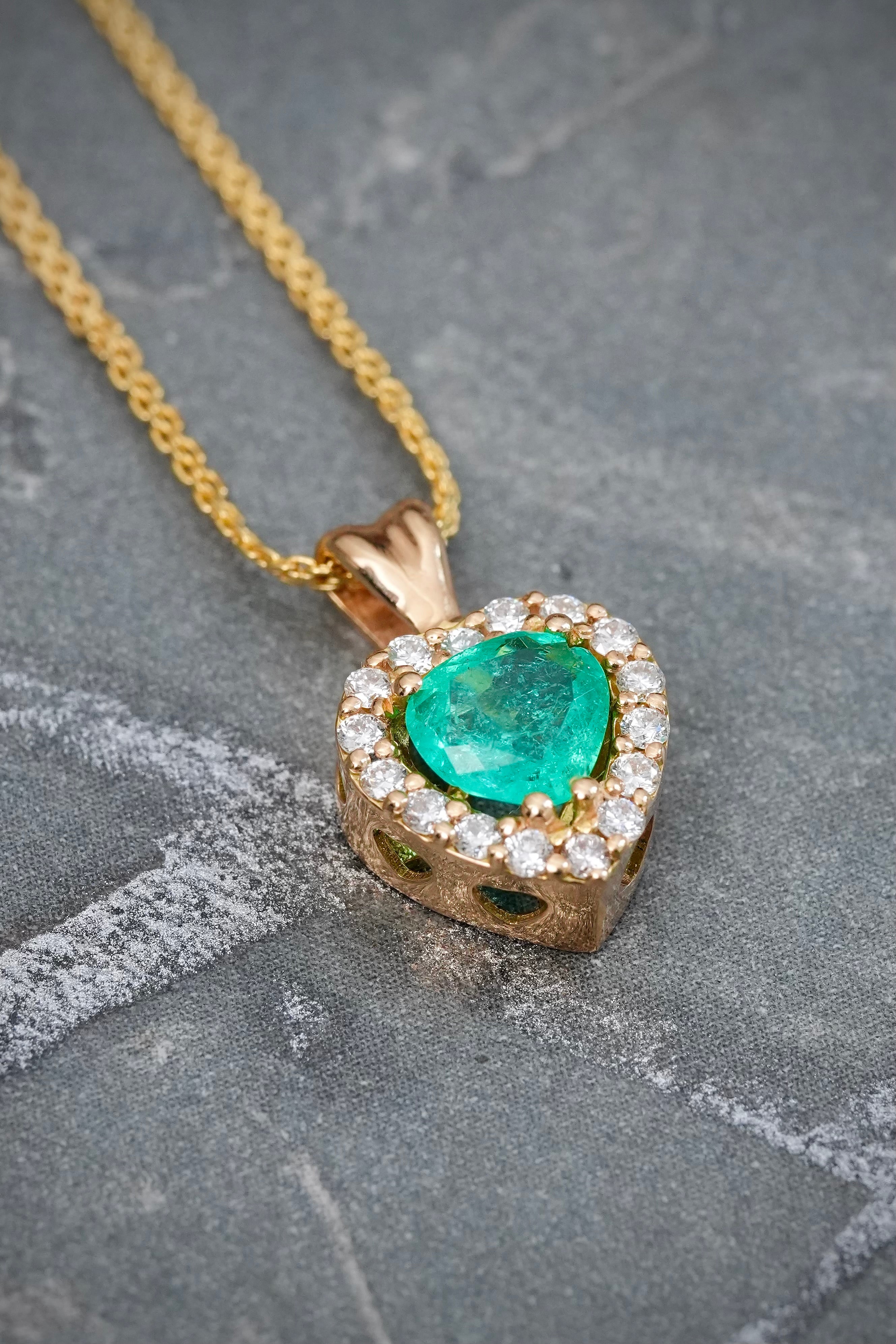 Cadena con Dije Corazon con 55pts de Esmeralda y 16pts de Diamantes 2.75gr / 45cm / 1mm — Oro Amarillo
