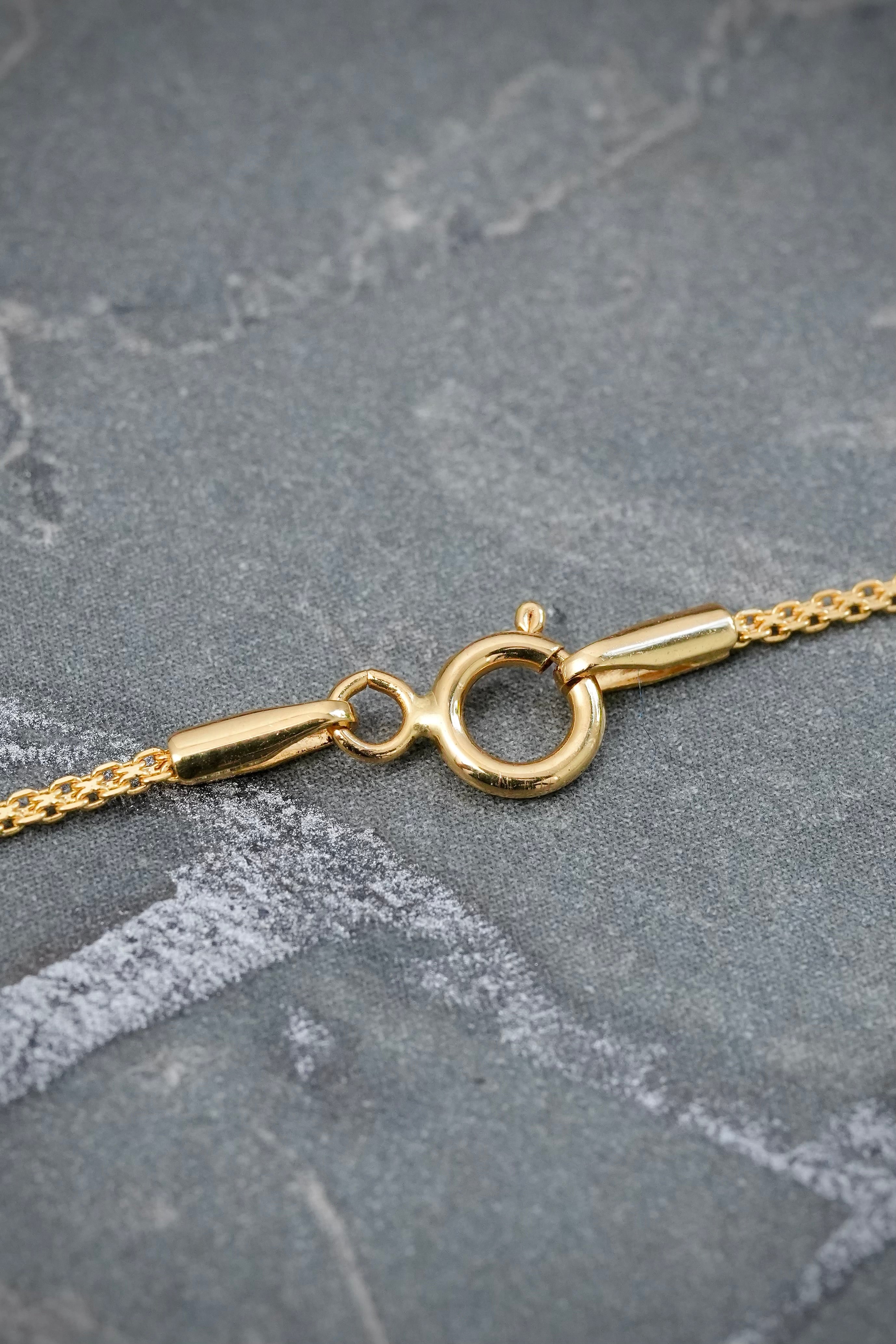 Cadena con Dije Corazon con 55pts de Esmeralda y 16pts de Diamantes 2.75gr / 45cm / 1mm — Oro Amarillo