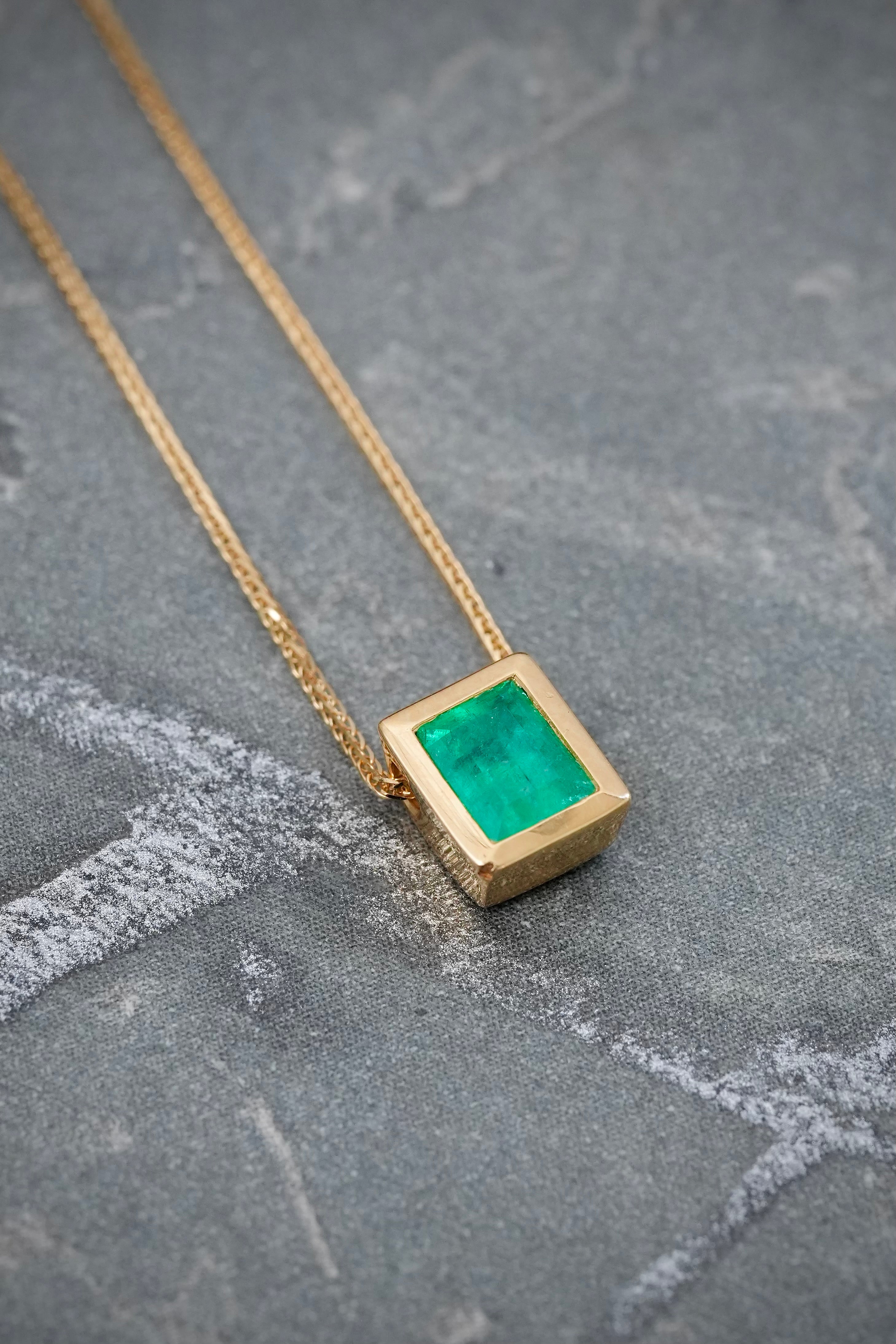 Cadena con Dije 22pts de Esmeralda 1.3gr / 45cm / 0.4mm — Oro Amarillo