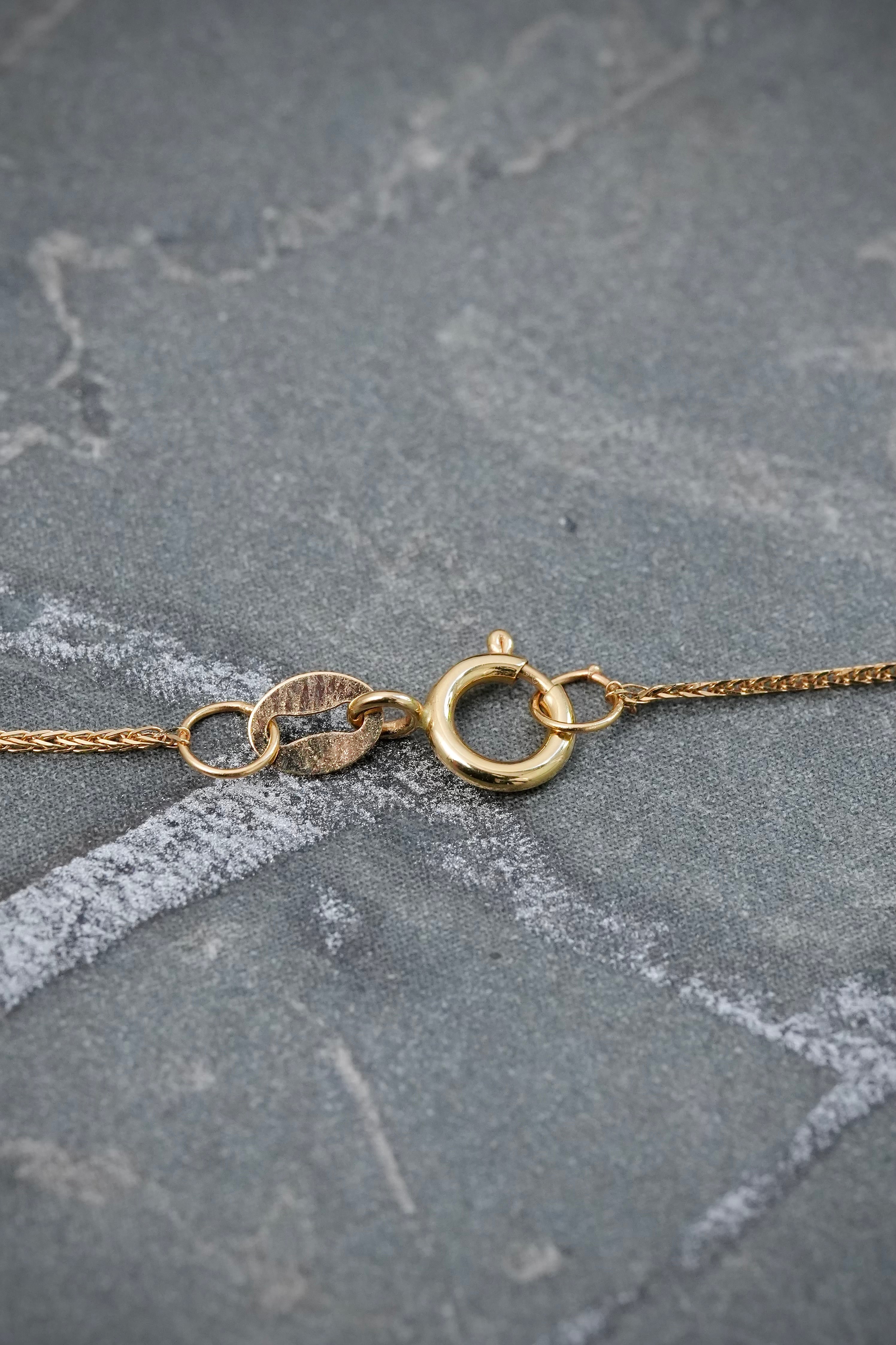 Cadena con Dije 22pts de Esmeralda 1.3gr / 45cm / 0.4mm — Oro Amarillo