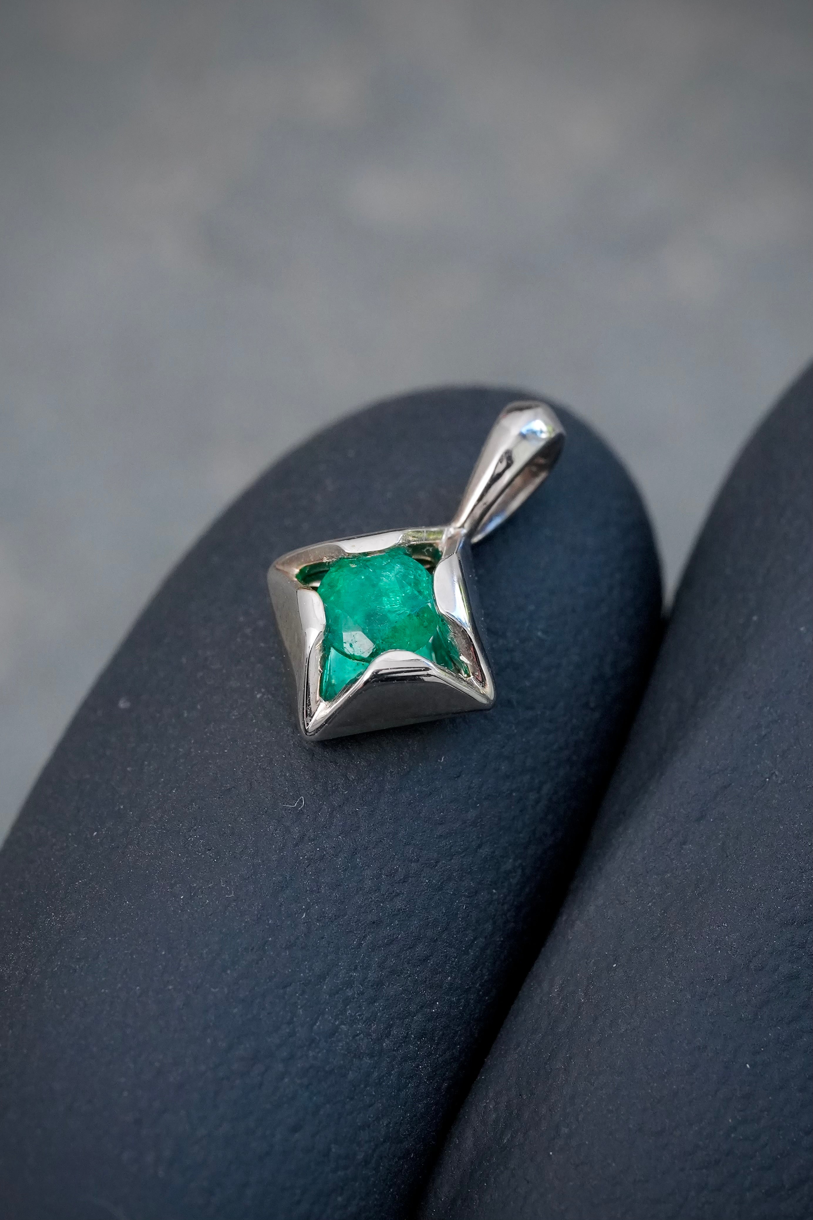 Dije con 28pts de Esmeralda 1.1gr / 1.3cm / 8.4mm — Oro Blanco