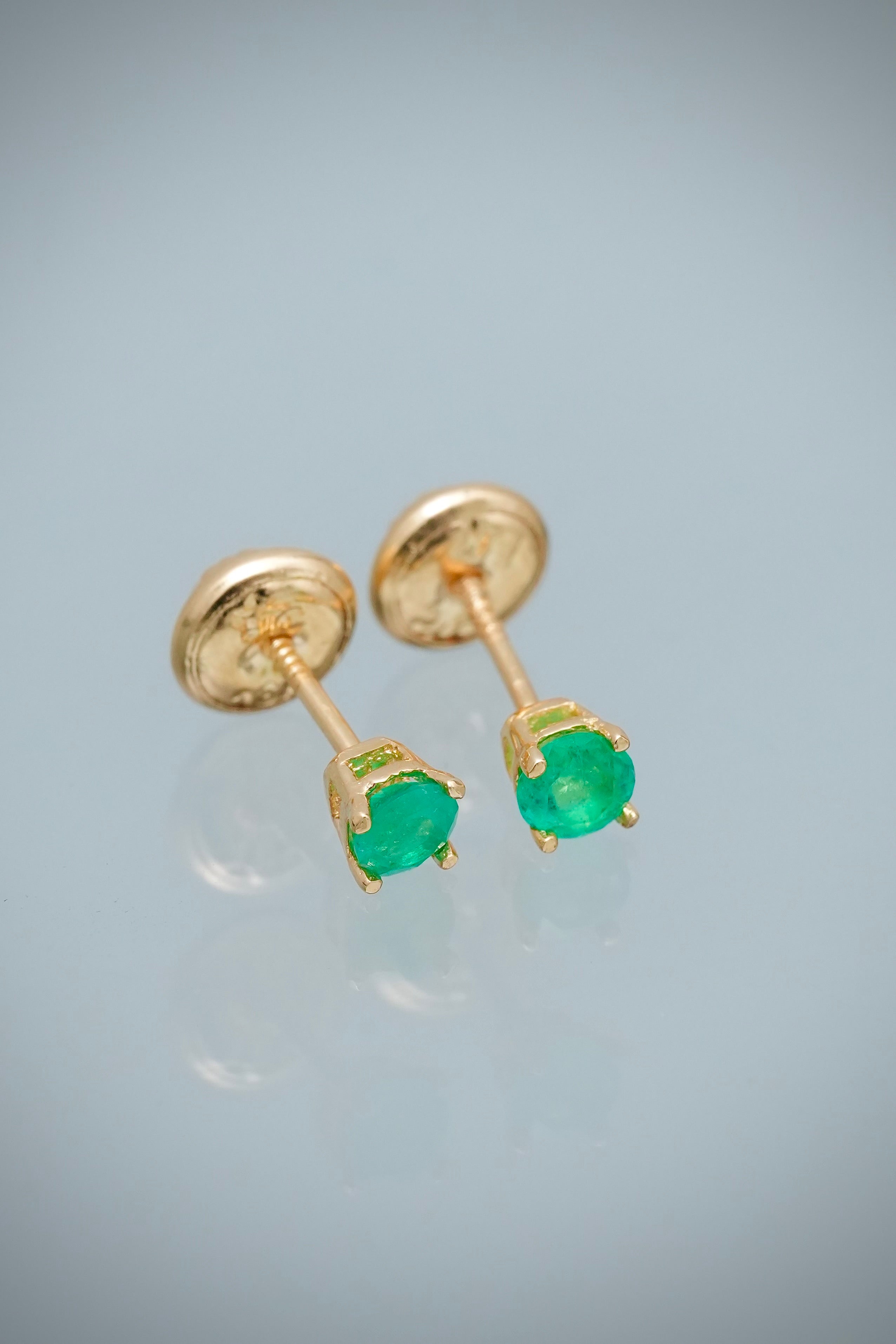 Topos con 28pts de Esmeralda 0.65gr / 0.3cm / 3.4mm — Oro Amarillo