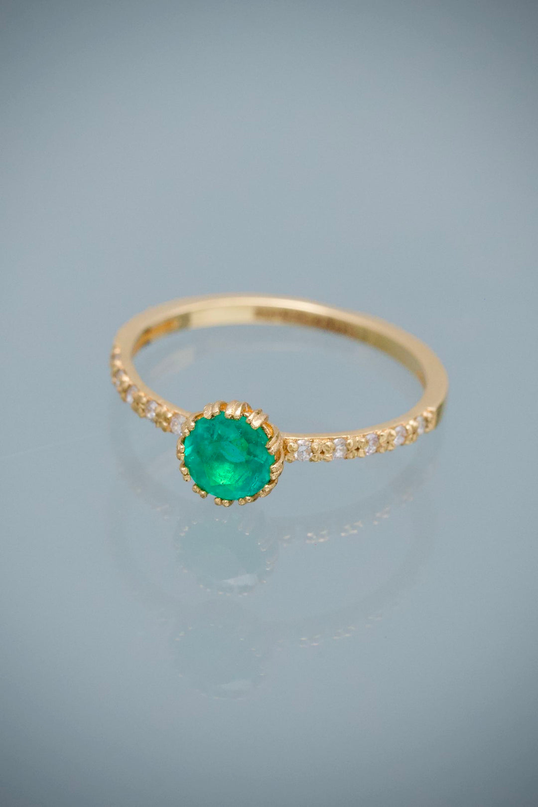 Solitario con 42pts de Esmeralda y 8pts de Diamante 1.5gr / Talla 5 3/4 — Oro Amarillo