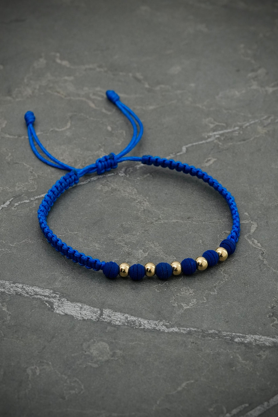 Pulsera en hilo azul rey con con bolas lisas y neoprenos 0.4gr — Oro Amarillo
