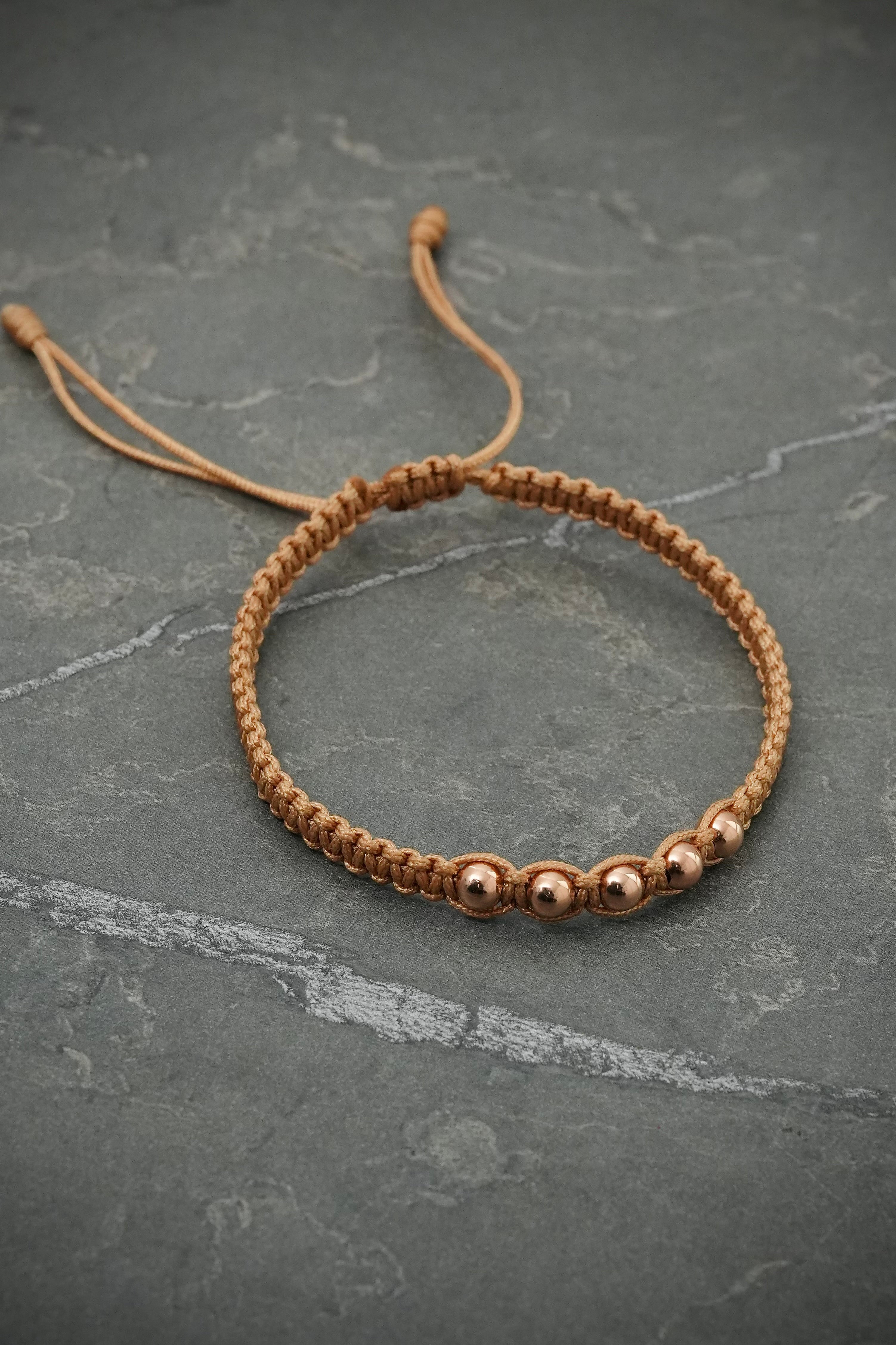 Pulsera en hilo beige con bolas lisas 0.4gr / Oro Rosado (Joya) M