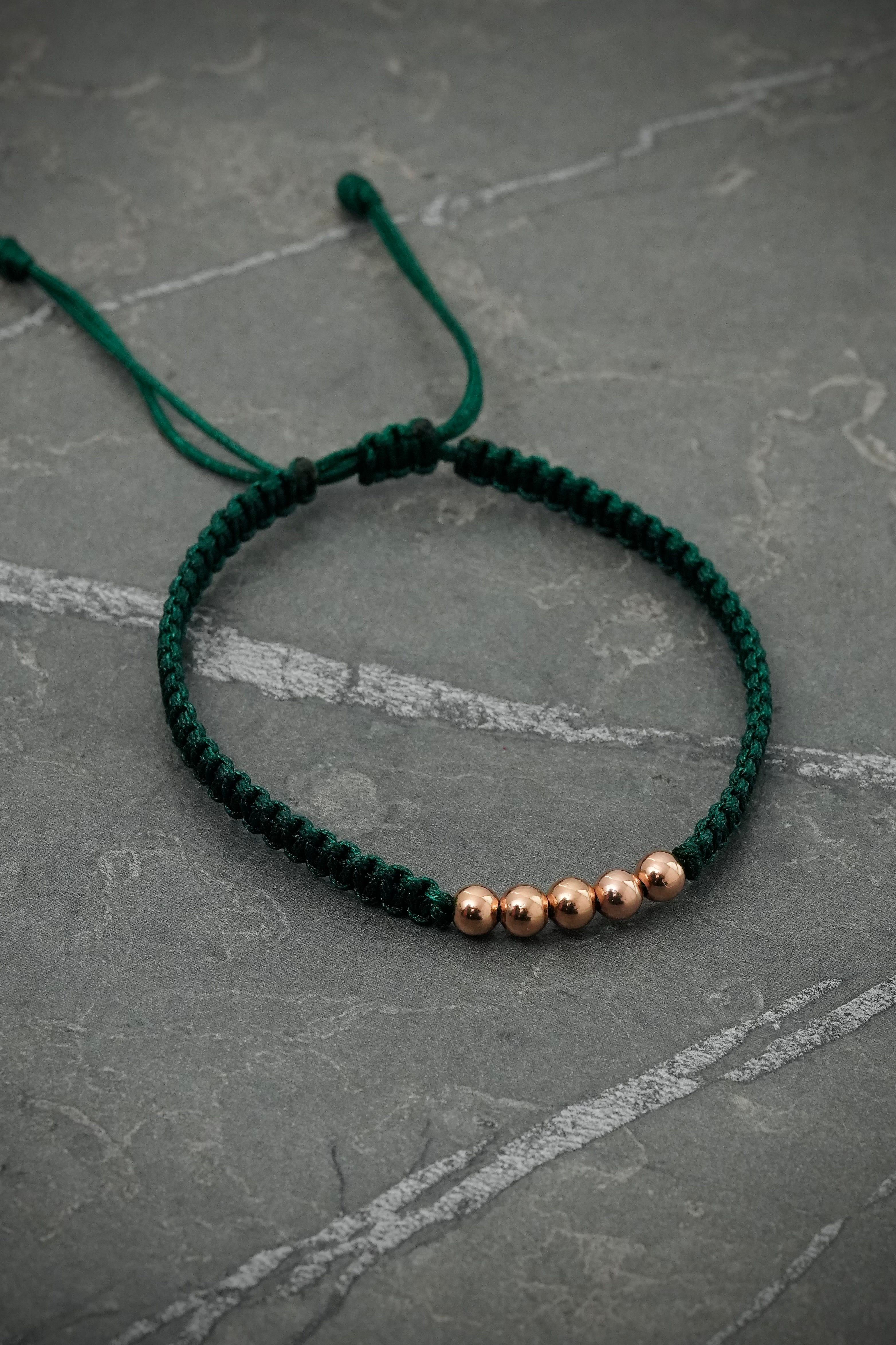 Pulsera en hilo verde con bolas lisas 0.4gr / Oro Rosado (Joya) M
