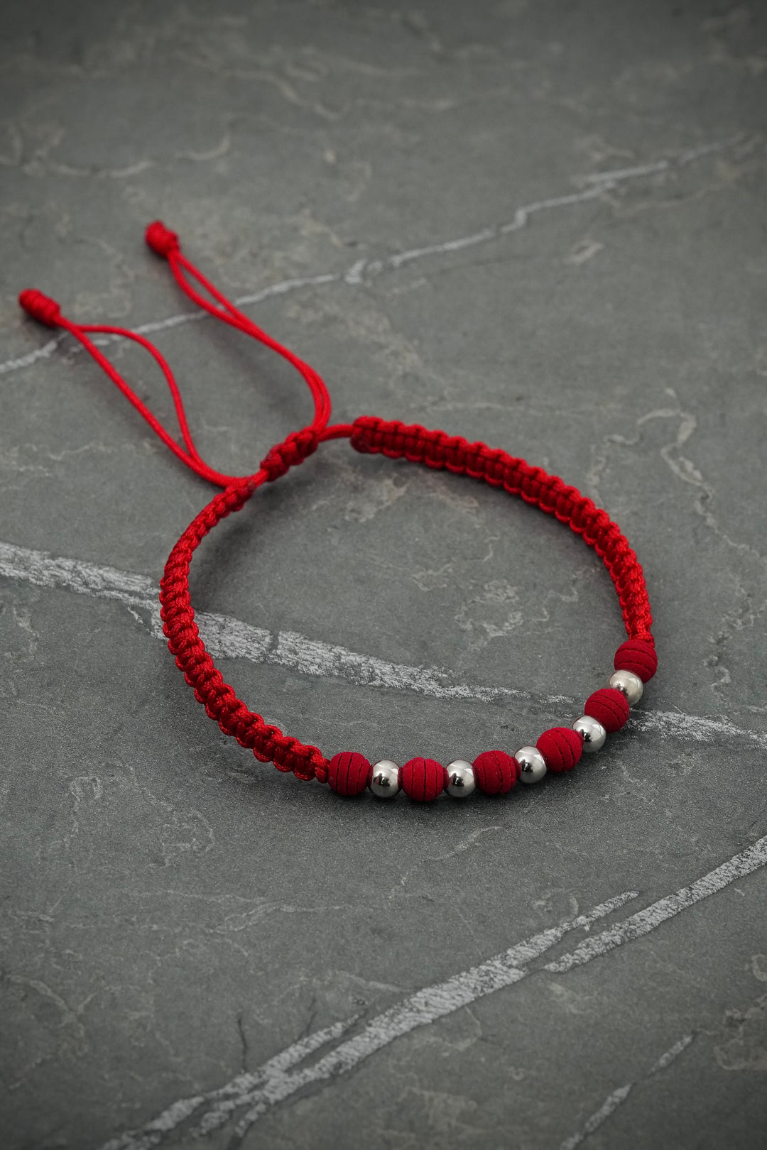 Pulsera en hilo rojo con bolas lisas y neoprenos 0.4gr — Oro Blanco