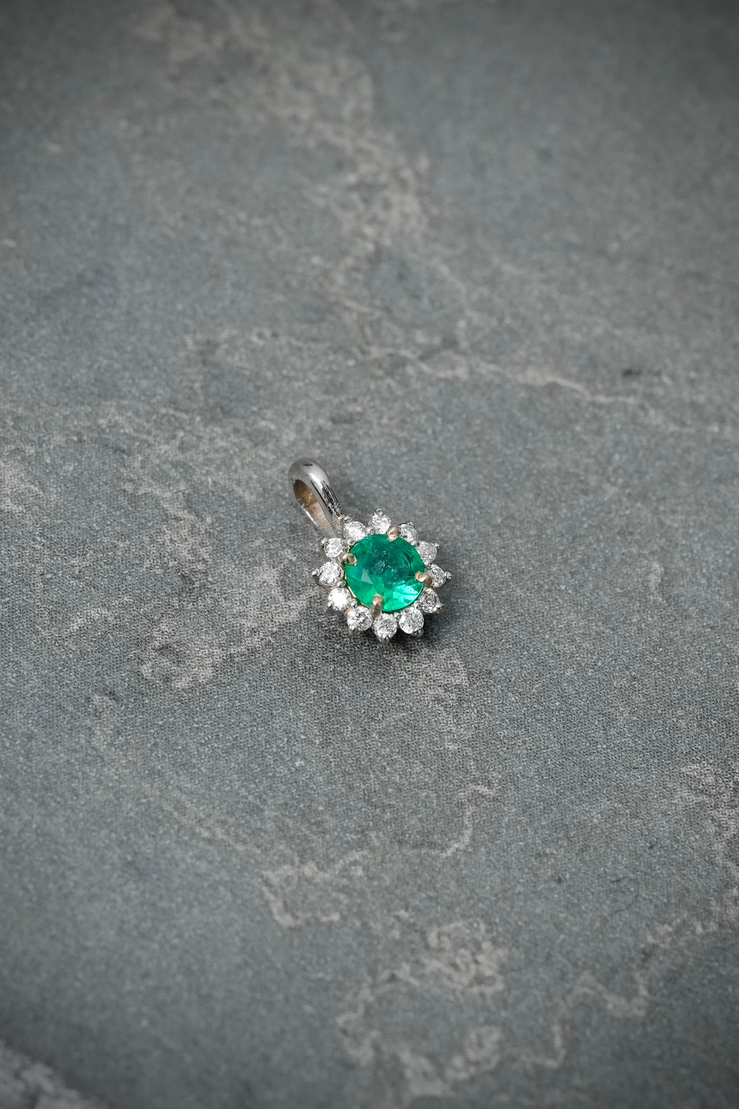 Dije con 18pts de esmeralda y 12pts de diamantes 0.5gr / Largo 1cm / Oro Blanco (Joya) M