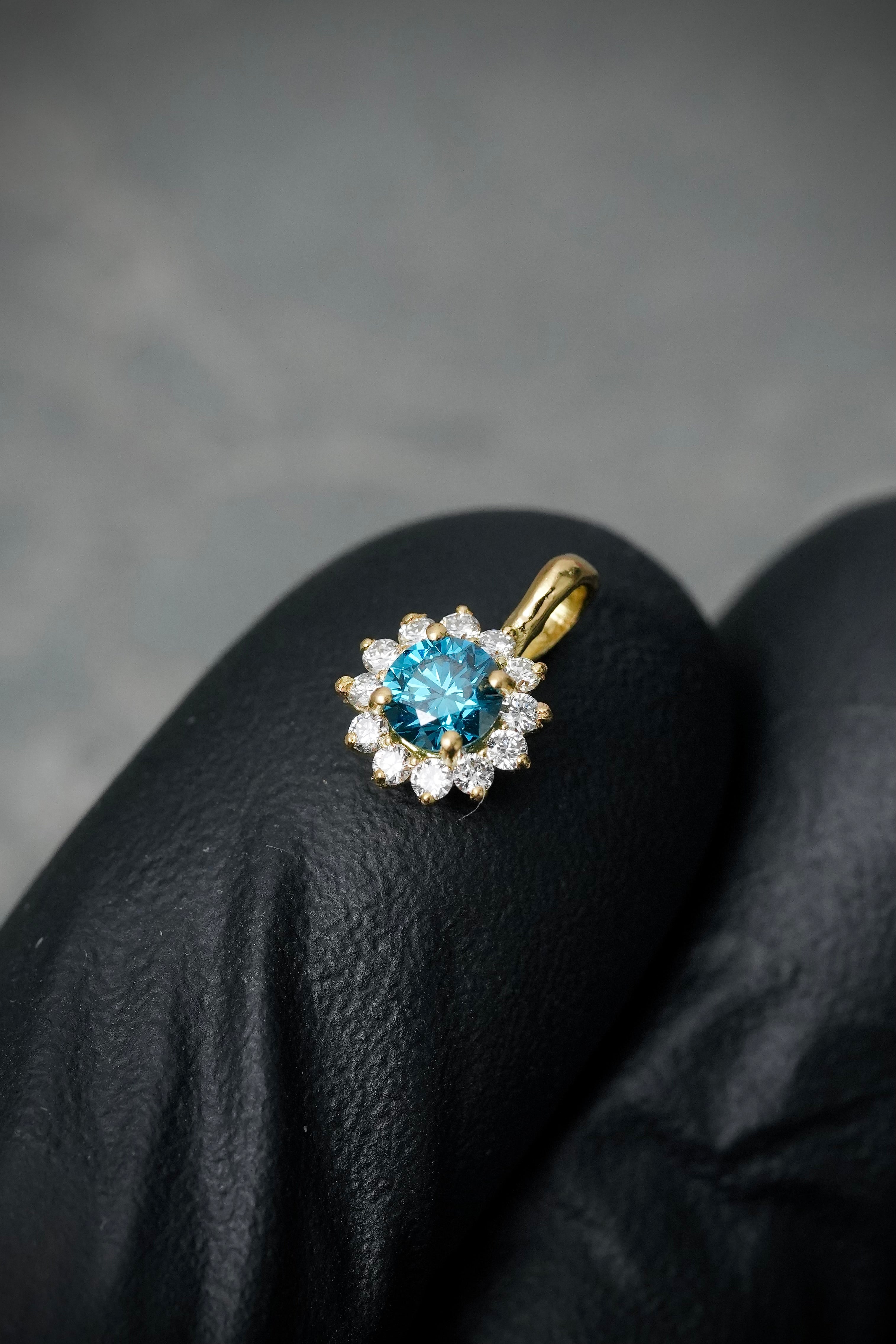 Dije con 19pts de diamante azul y 11pts de diamantes blanco 0.55gr / Largo 1cm / Oro Amarillo (Joya) B