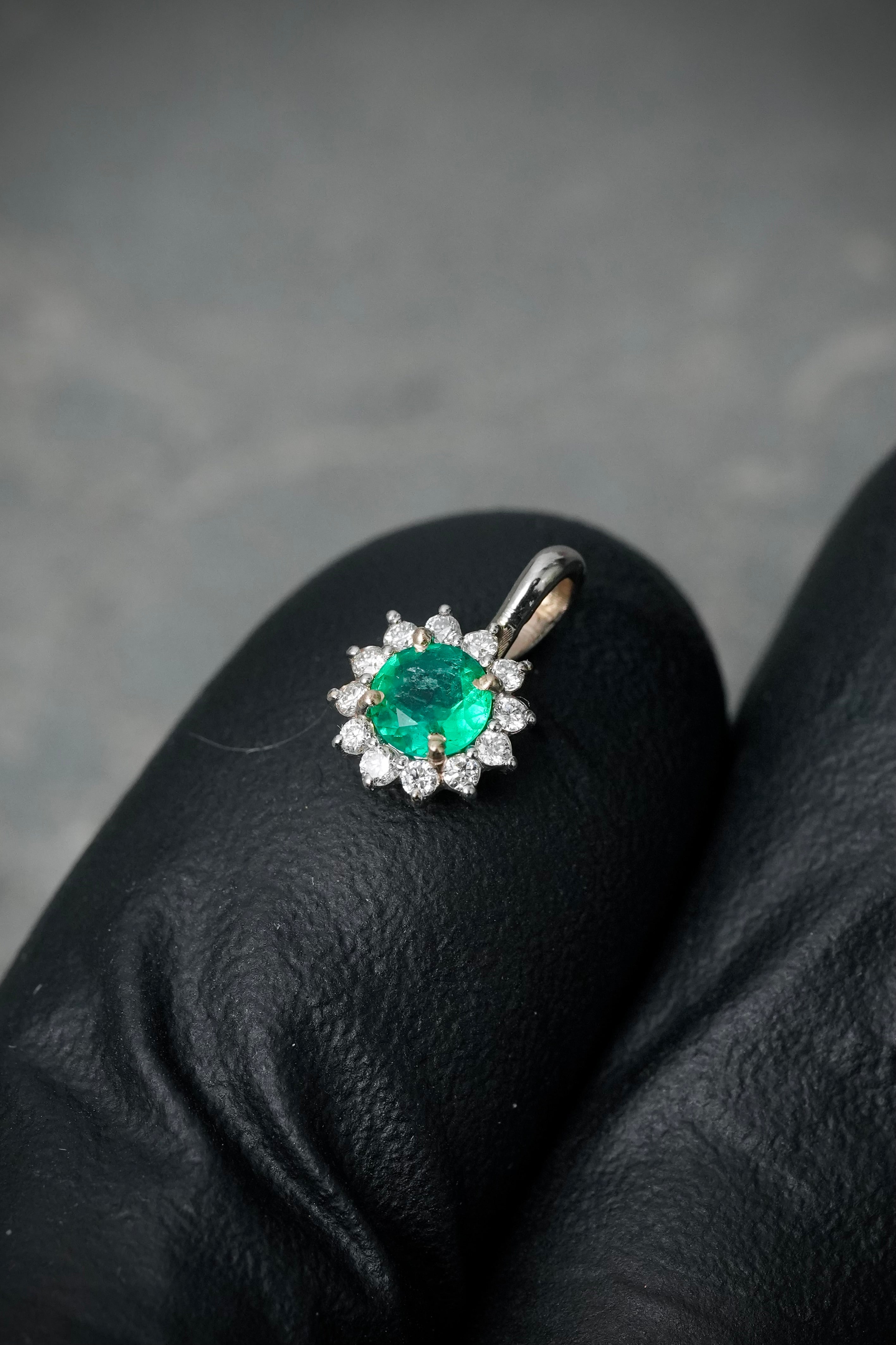 Dije con 18pts de esmeralda y 12pts de diamantes 0.5gr / Largo 1cm / Oro Blanco (Joya) M