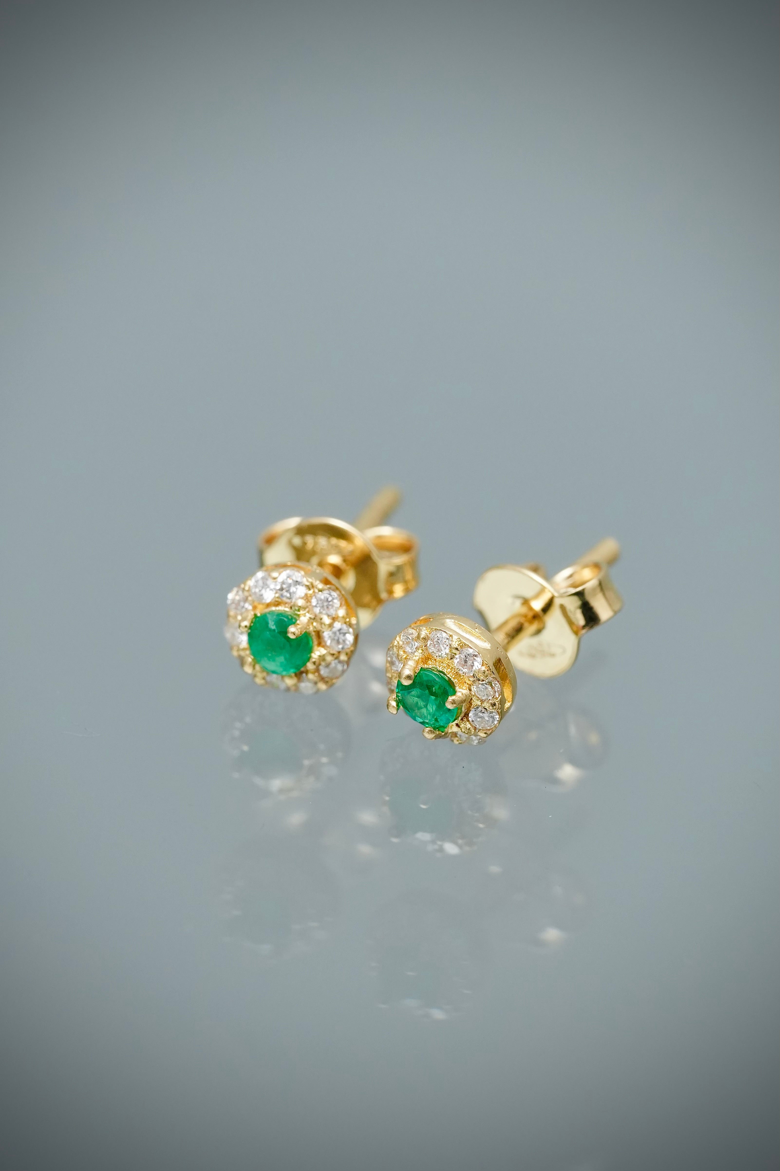 Topos con 30pts de esmeralda y 26pts de diamantes 1.1gr / Largo 0.4cm / Oro Amarillo (Joya) M