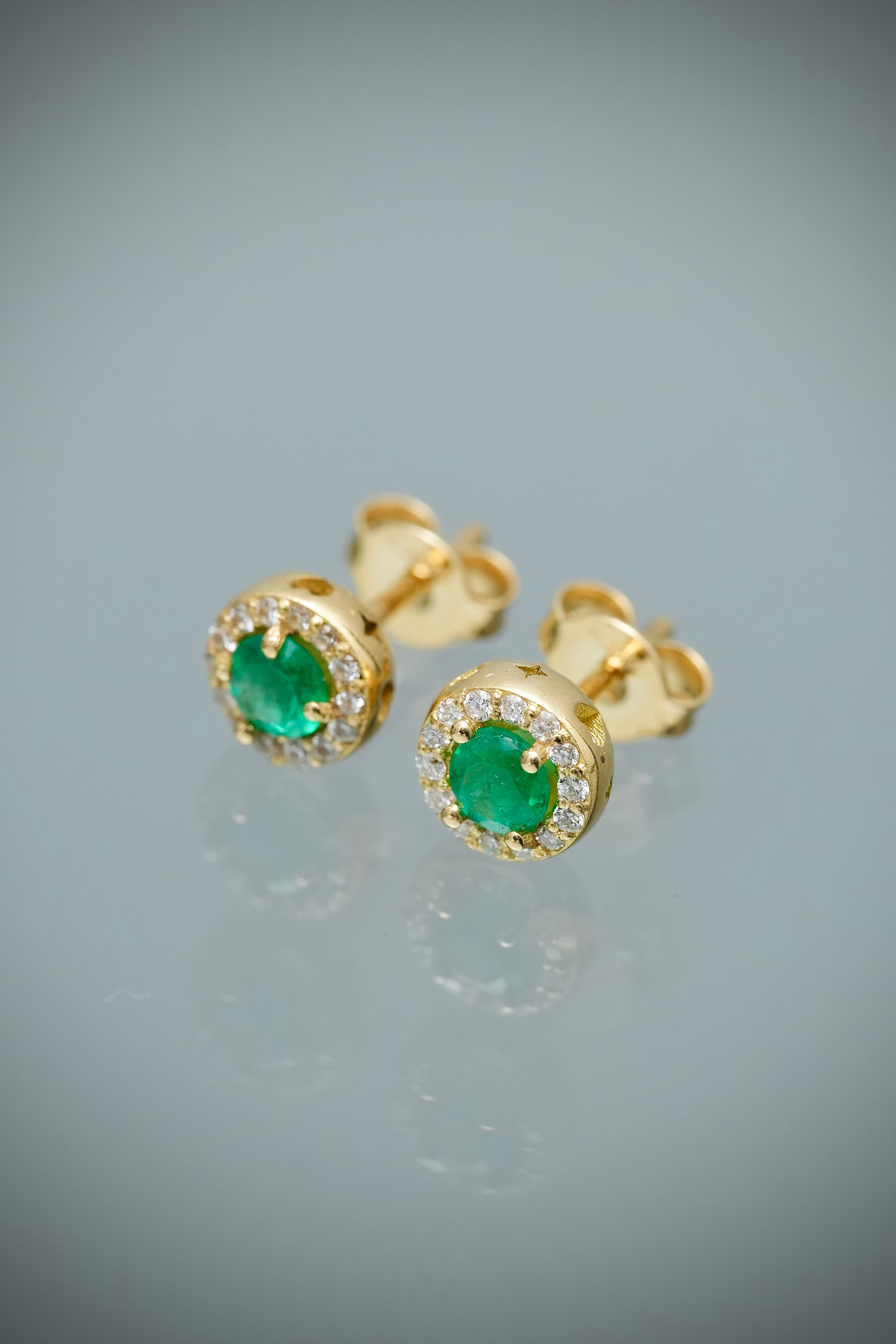 Topos con 54pts de esmeralda y 34pts de diamantes 1.75gr / Largo 0.6cm / Oro Amarillo (Joya) M