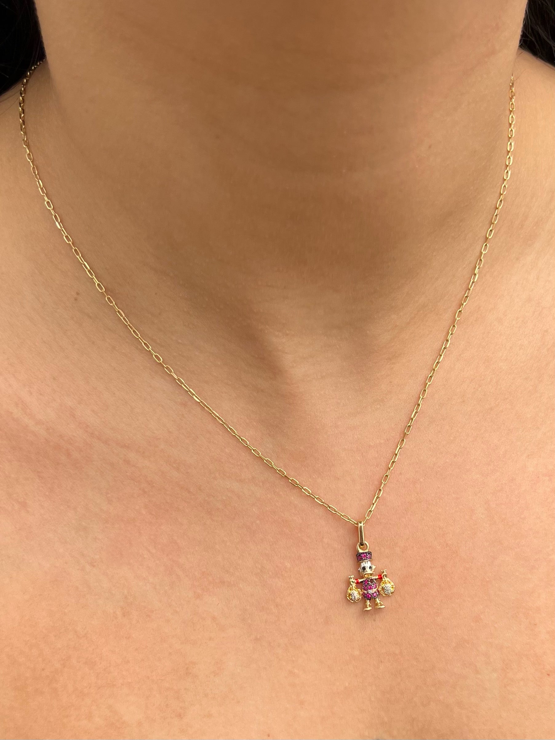 Dije tio rico con swarovski fucsia y amarillo 1.45gr / Largo 2.1cm — Oro Amarillo