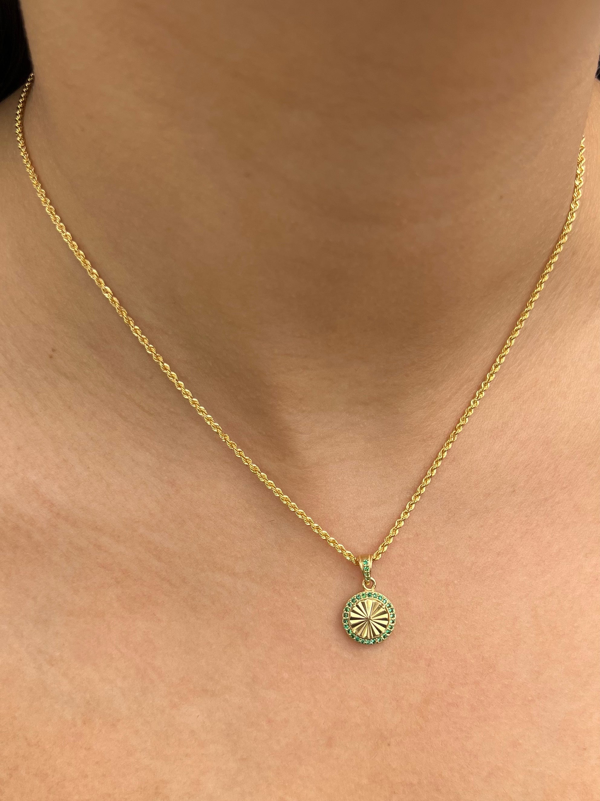 Dije diamantado con swarovski verde 1.55gr / Largo 1.8cm / Oro Amarillo Nac M