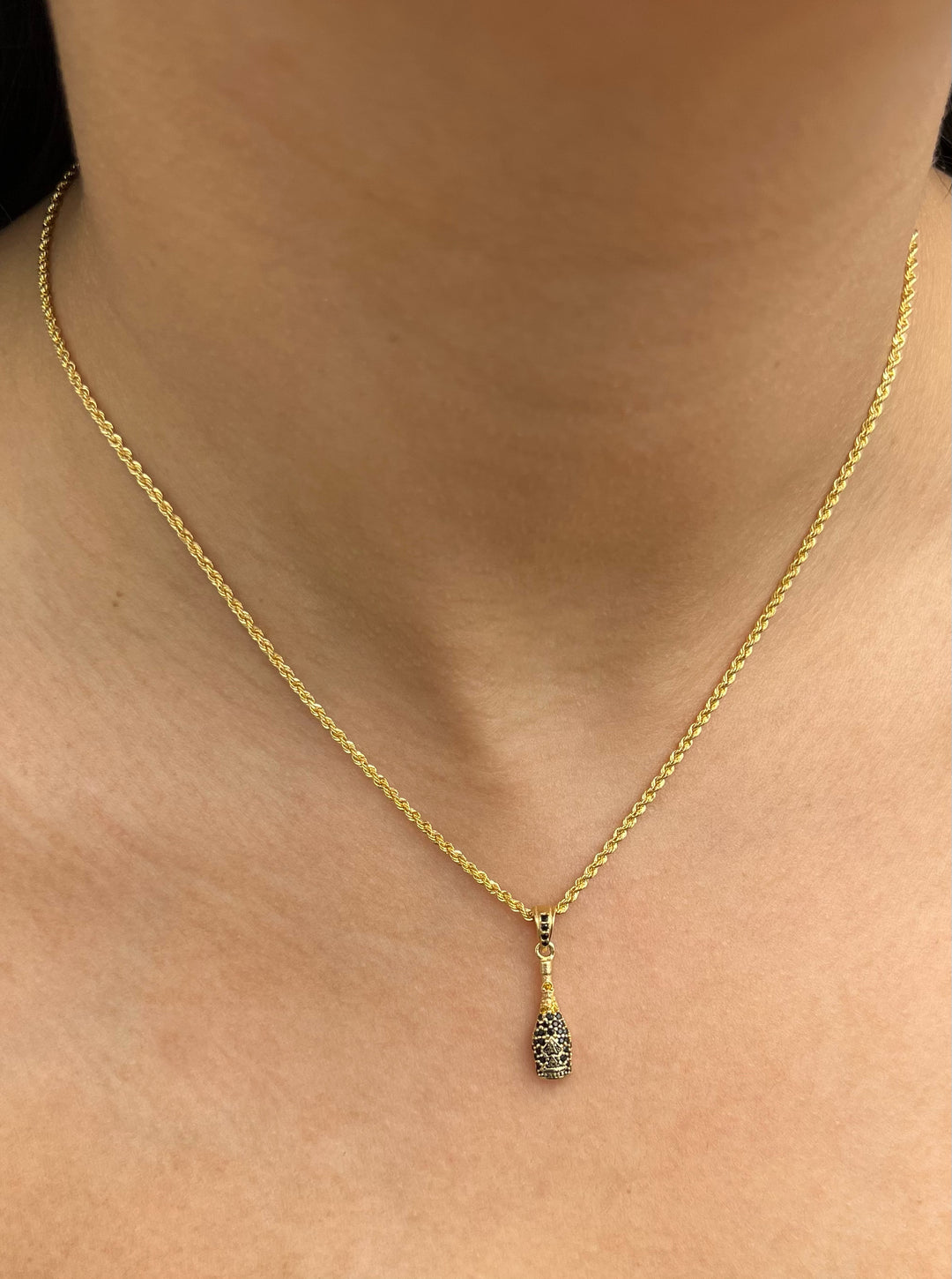 Dije botella con swarovski negro 1.45gr / Largo 2.3cm — Oro Amarillo