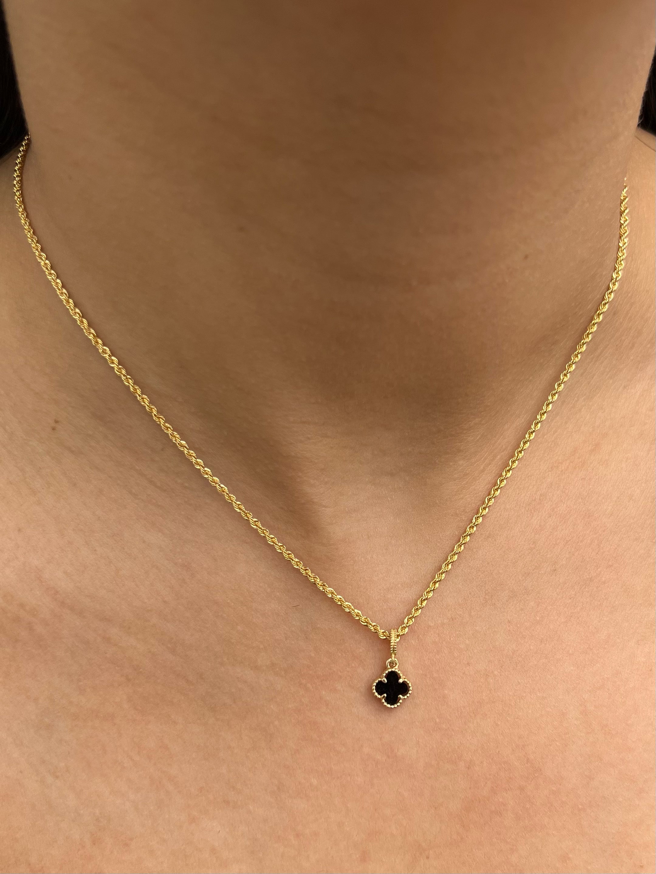 Dije lucky clover piedra negra 0.85gr / Largo 1.5cm / Oro Amarillo Nac M