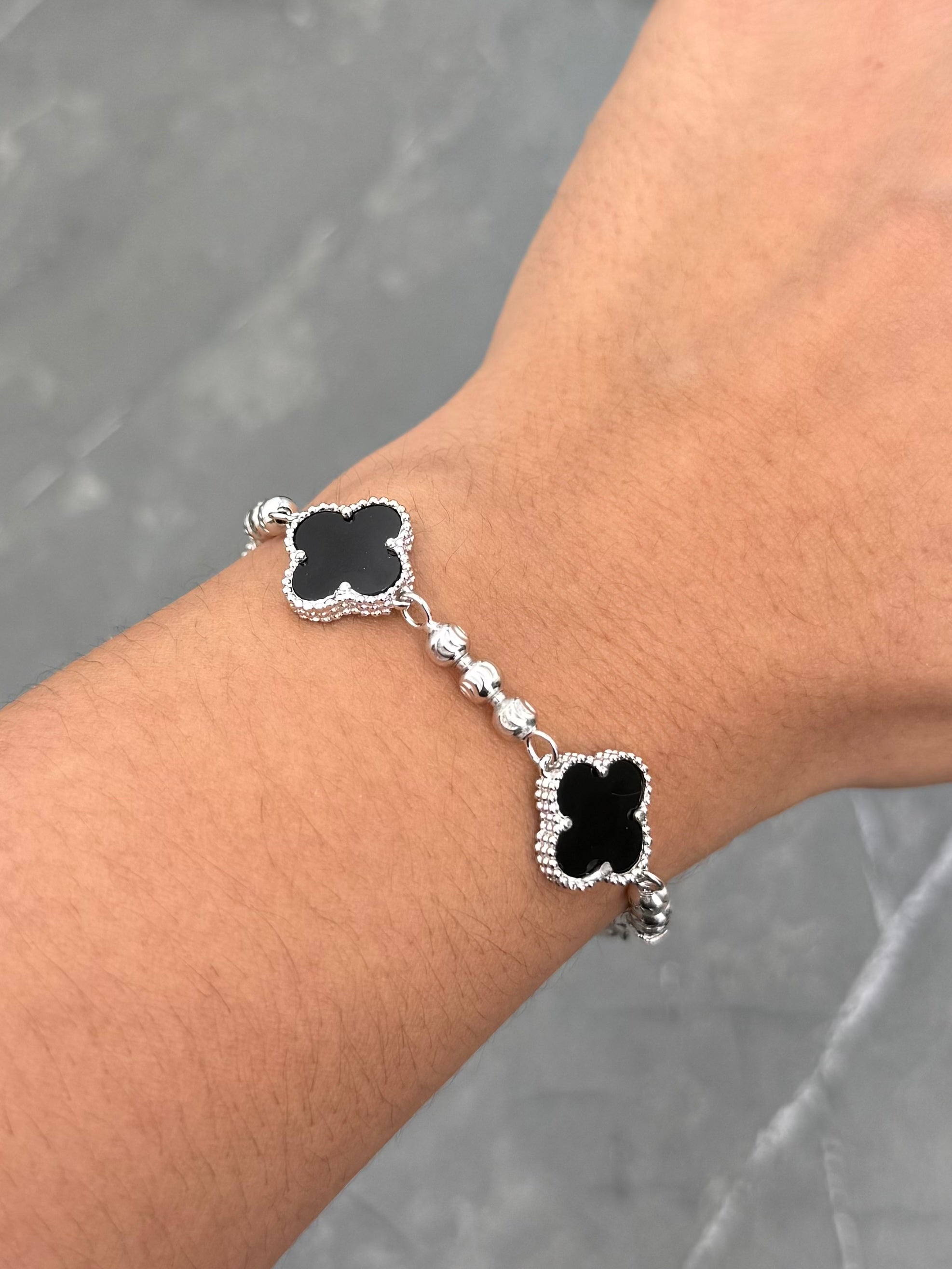 Pulso Lucky Clover Piedra Negra 12.7gr / 20cm / 14mm — Oro Blanco