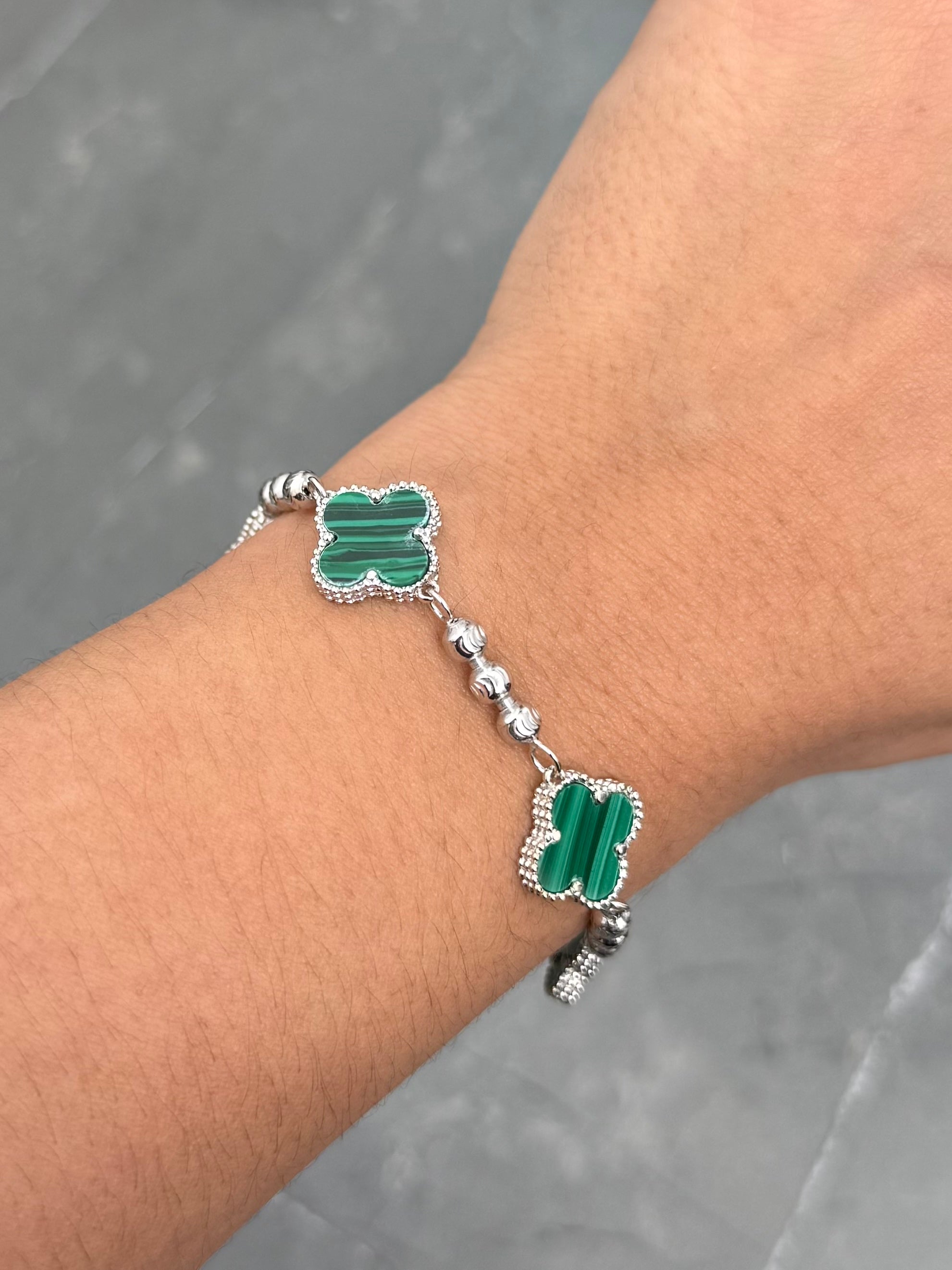 Pulso Lucky Clover Piedra Verde 12.2gr / 19cm / 14mm — Oro Blanco