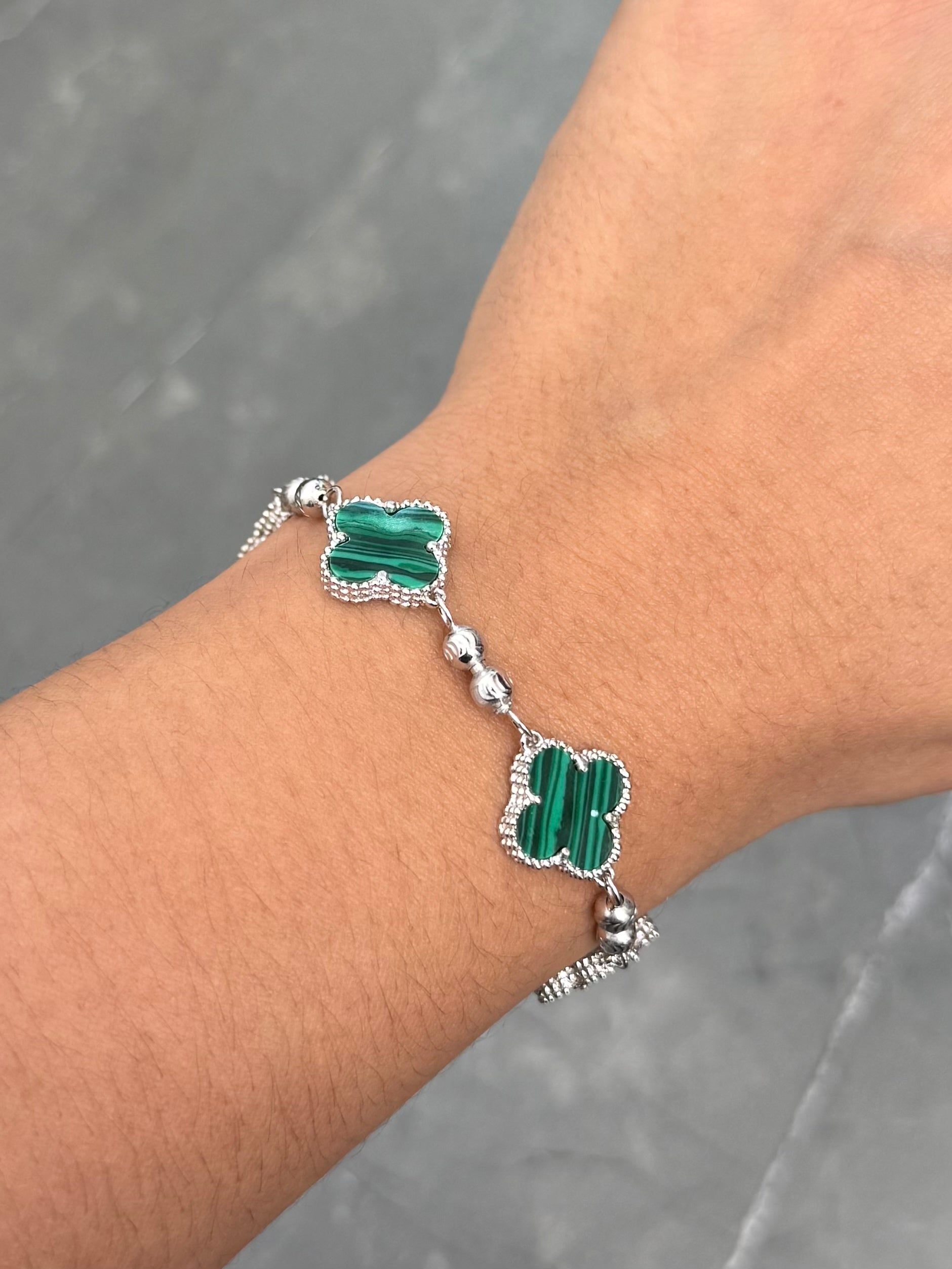 Pulso Lucky Clover Piedra Verde 11.5gr / 18cm / 14mm — Oro Blanco