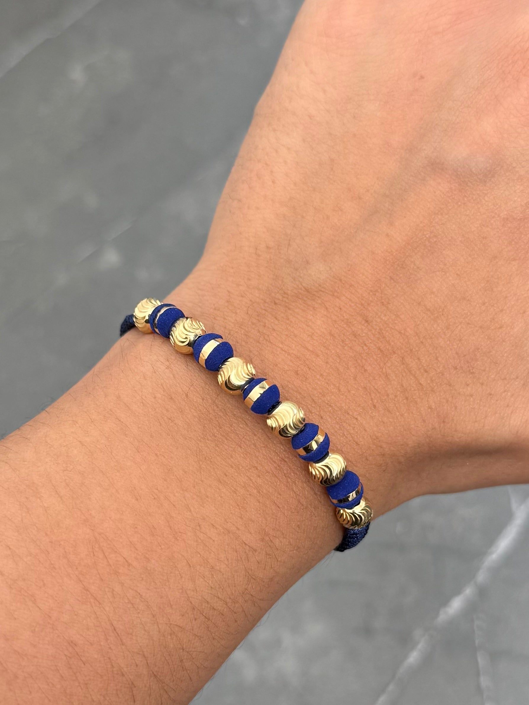 Pulsera en Hilo Azul con Bolas Diamantadas y Neoros 1.7gr — Oro Amarillo