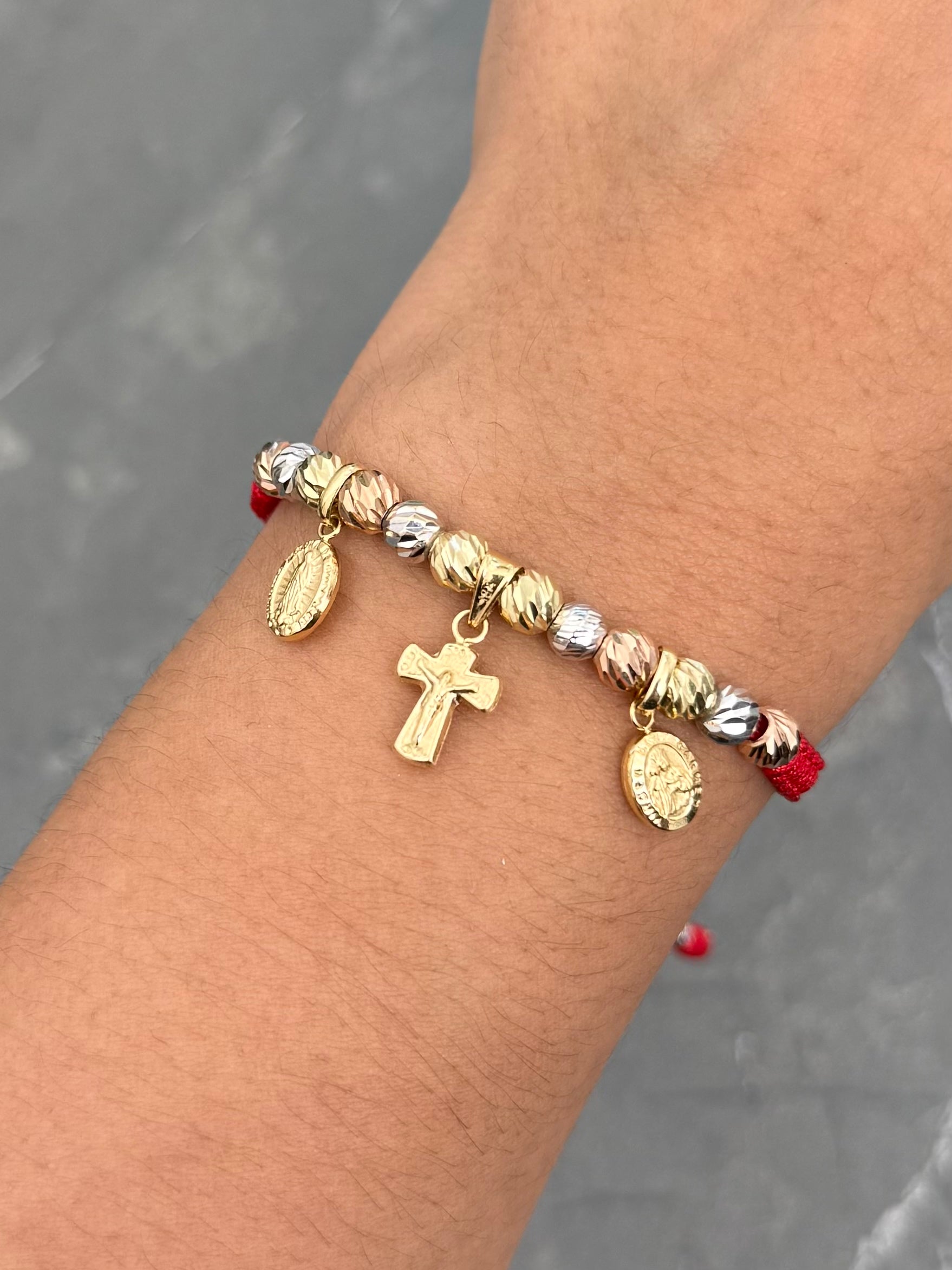 Pulsera en Hilo Rojo con Dijes y Bolas Diamantadas 2.85gr — Tres Oros