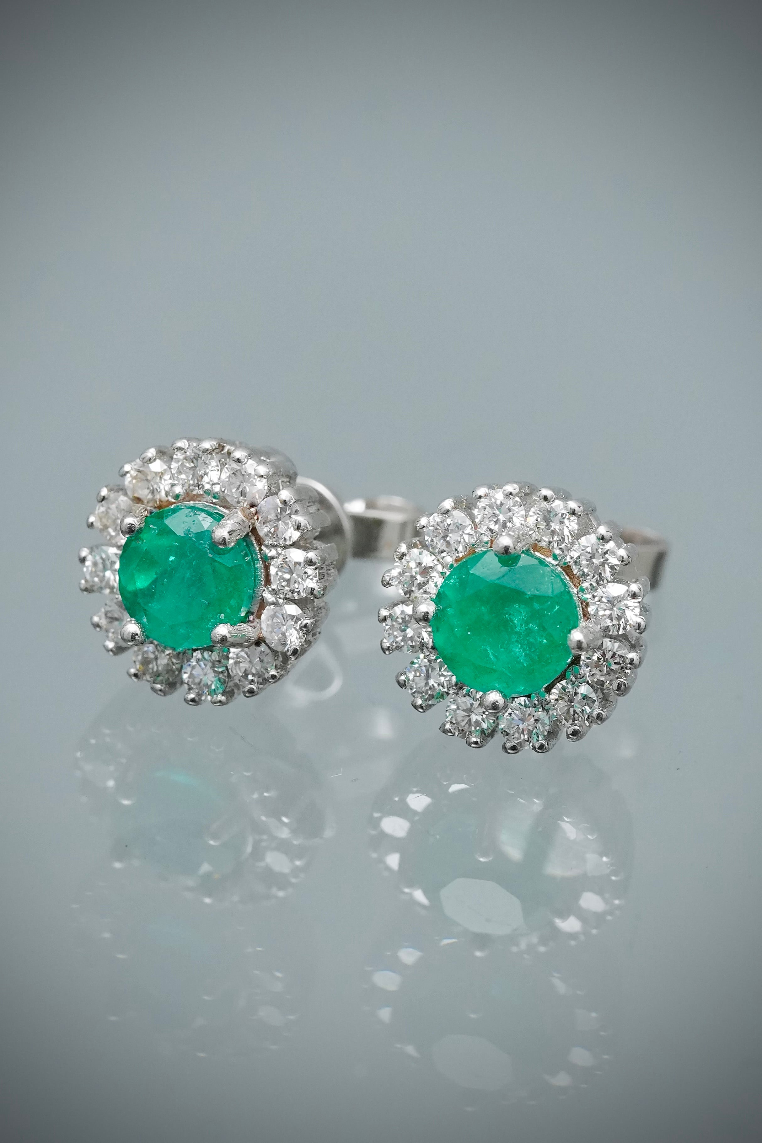 Topos con 121pts de esmeralda y 48pts de diamantes 3.9gr / Largo 0.9cm / Oro Blanco (Joya) B
