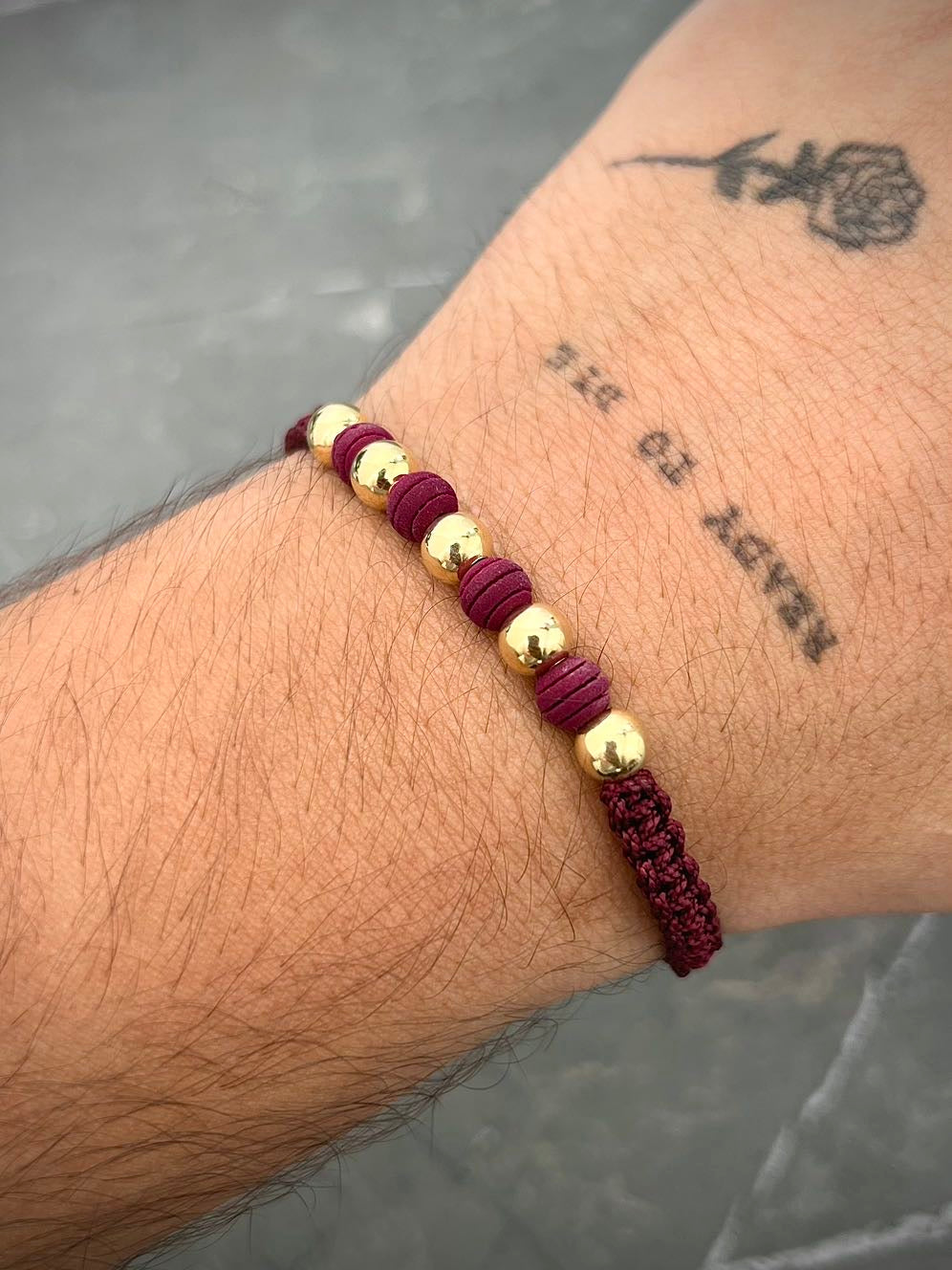 Pulsera en hilo vino tinto con bolas lisas y neoprenos 1gr — Oro Amarillo
