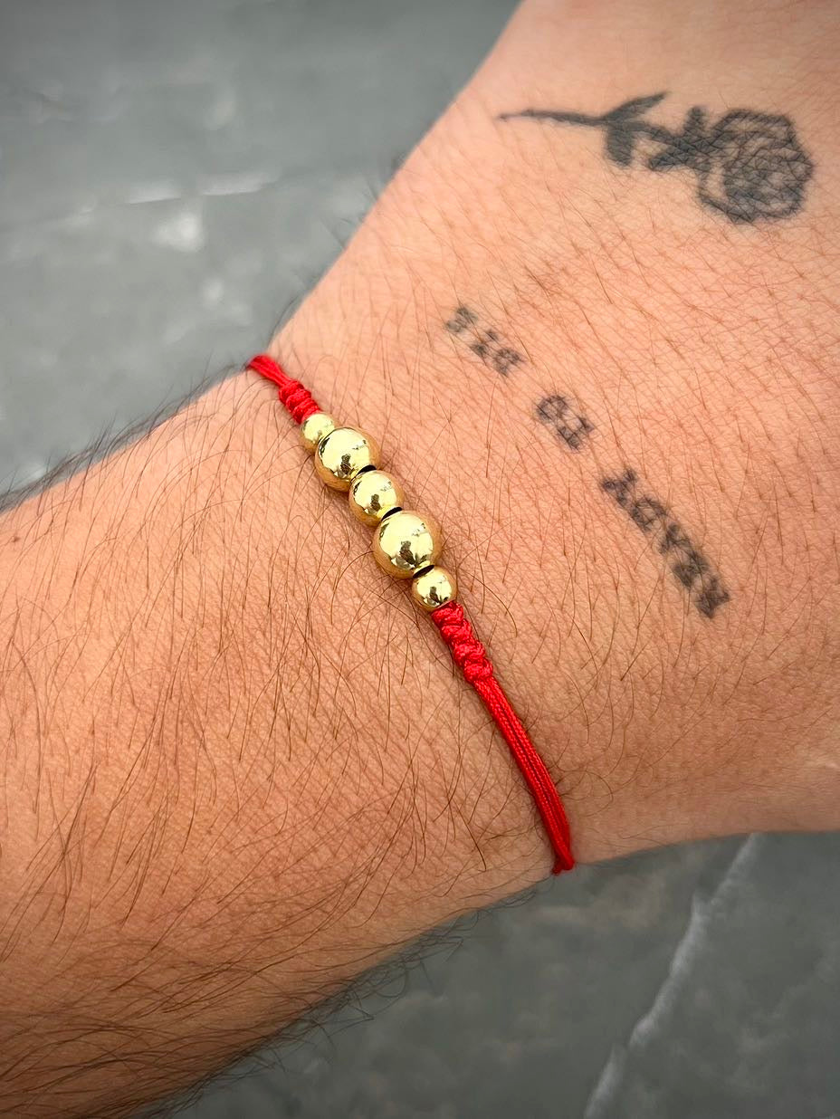 Pulsera en hilo rojo con bolas lisas 0.7gr / Oro Amarillo (Joya) M