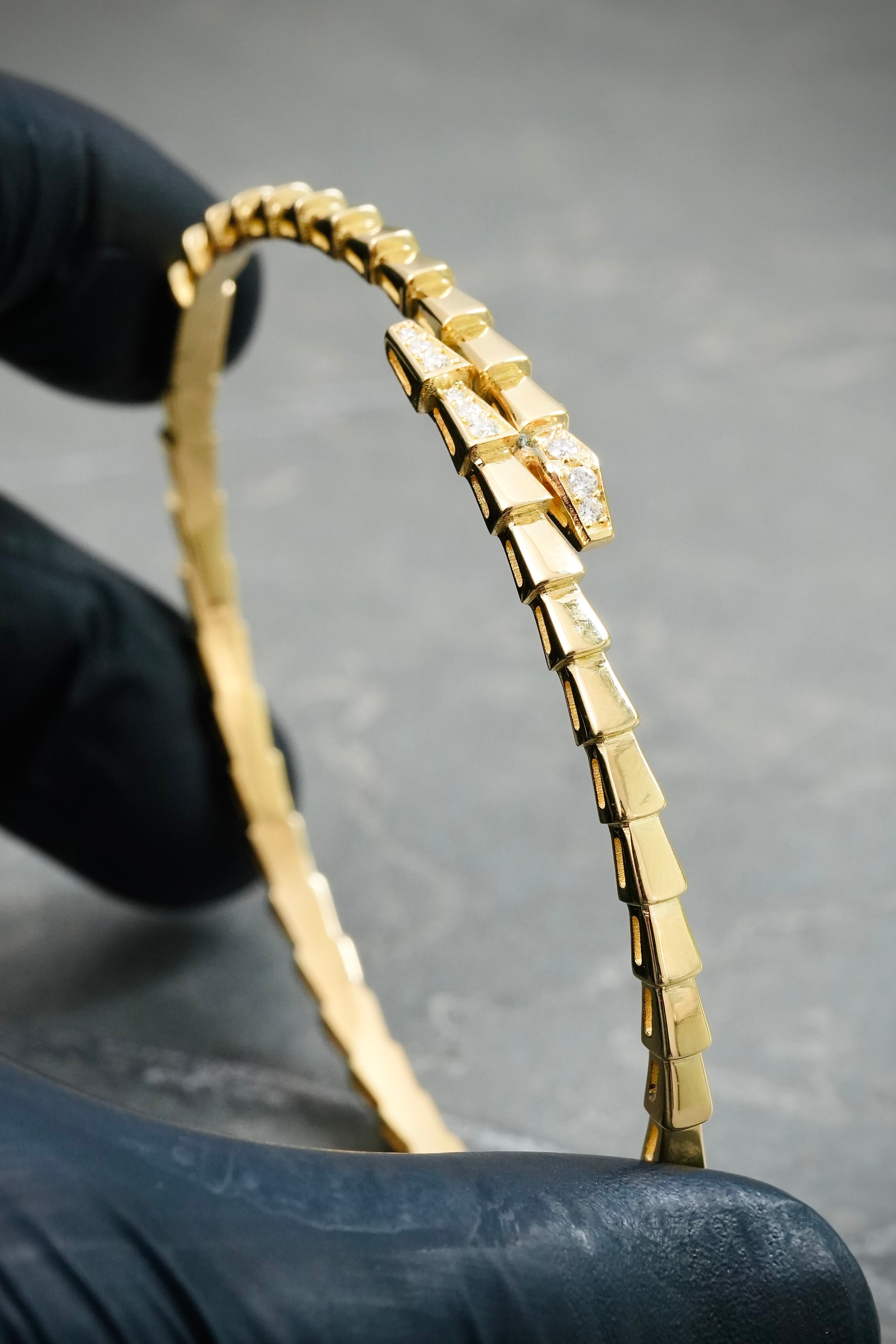 Pulso aro con 17pts de diamantes 22,95gr / Largo 20.5cm / Oro Amarillo (Joya) M
