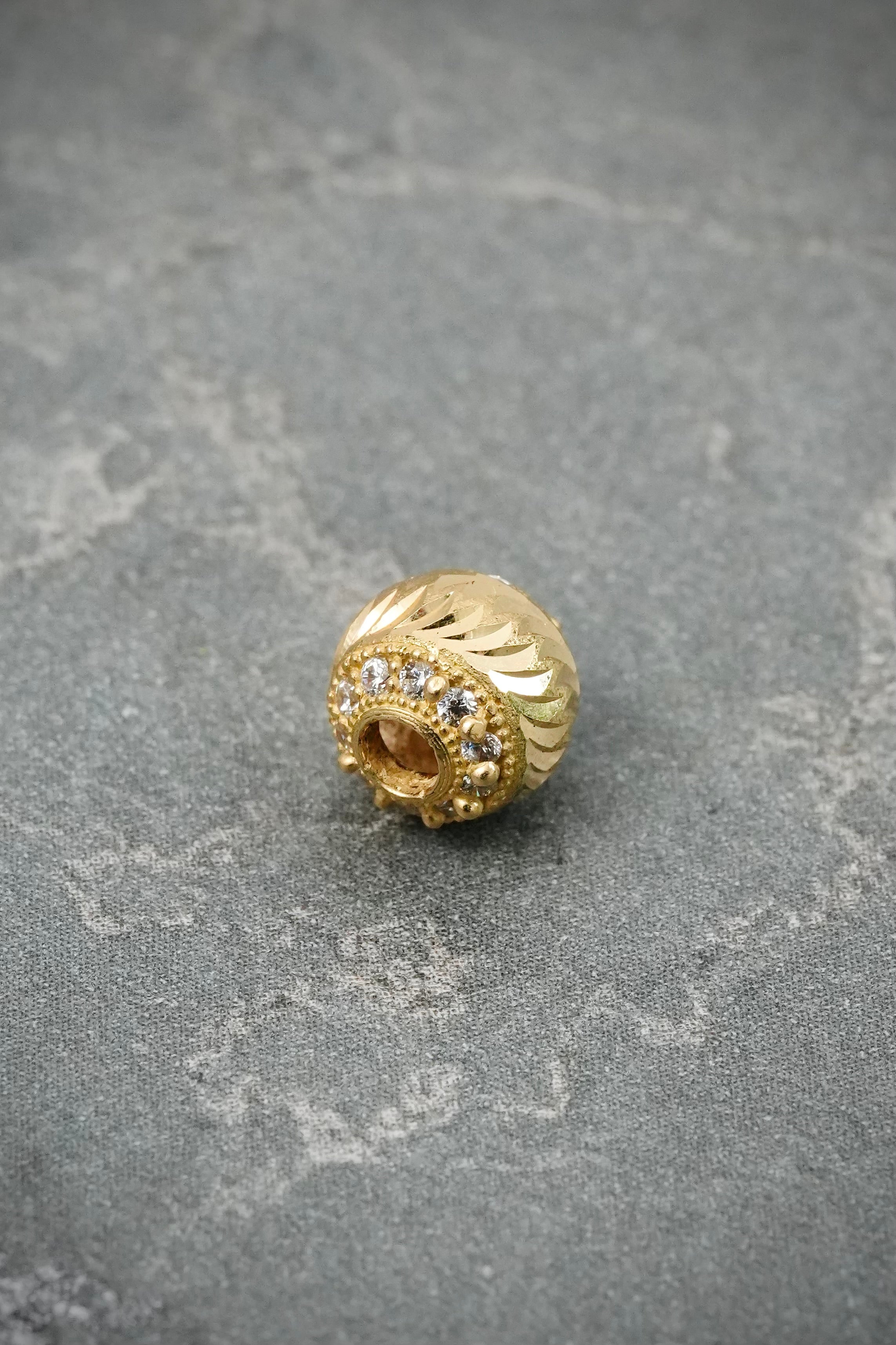 Herraje diamantado con swarovski blanco 0.7gr / Largo 0.6cm — Oro Amarillo