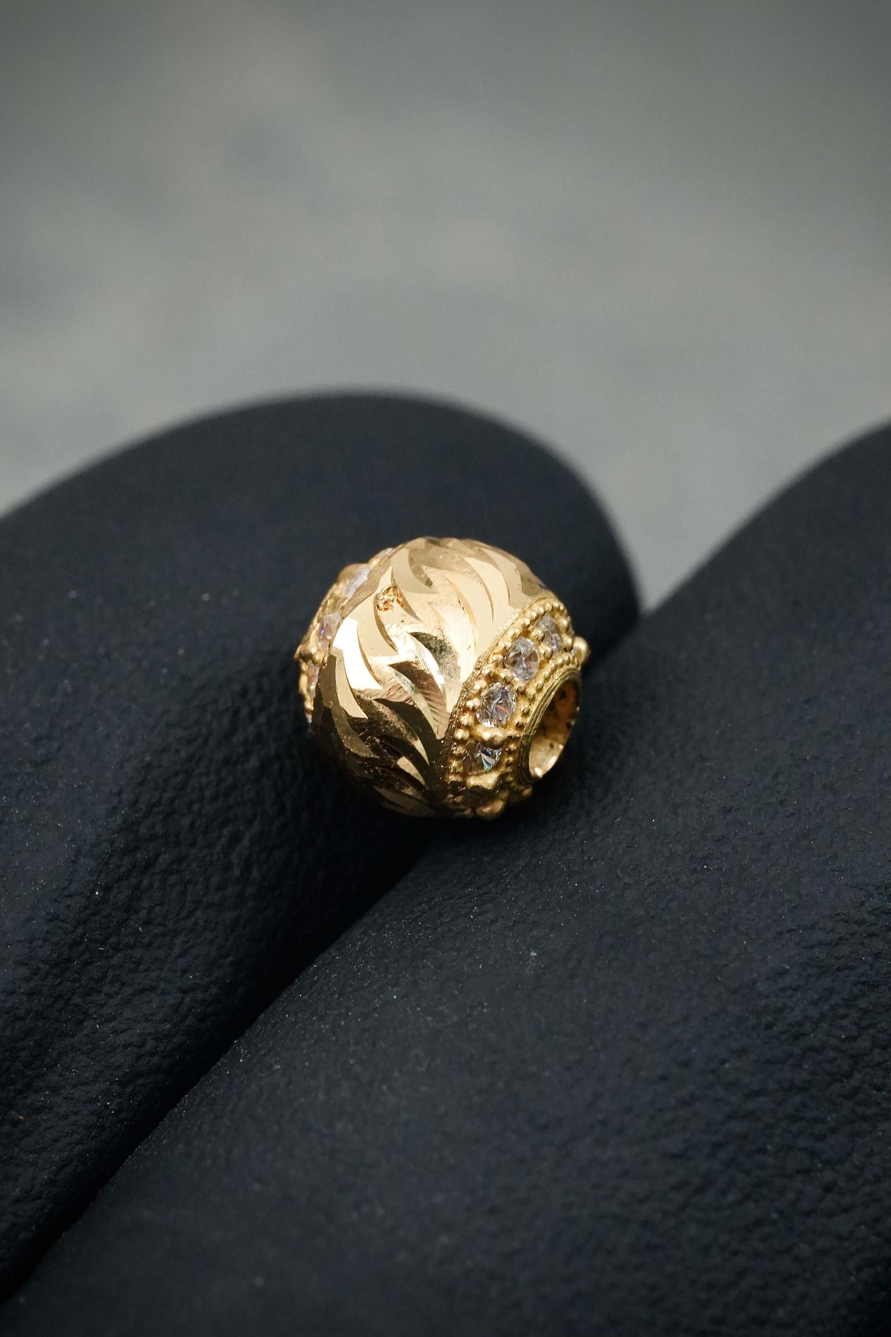 Herraje diamantado con swarovski blanco 0.7gr / Largo 0.6cm — Oro Amarillo