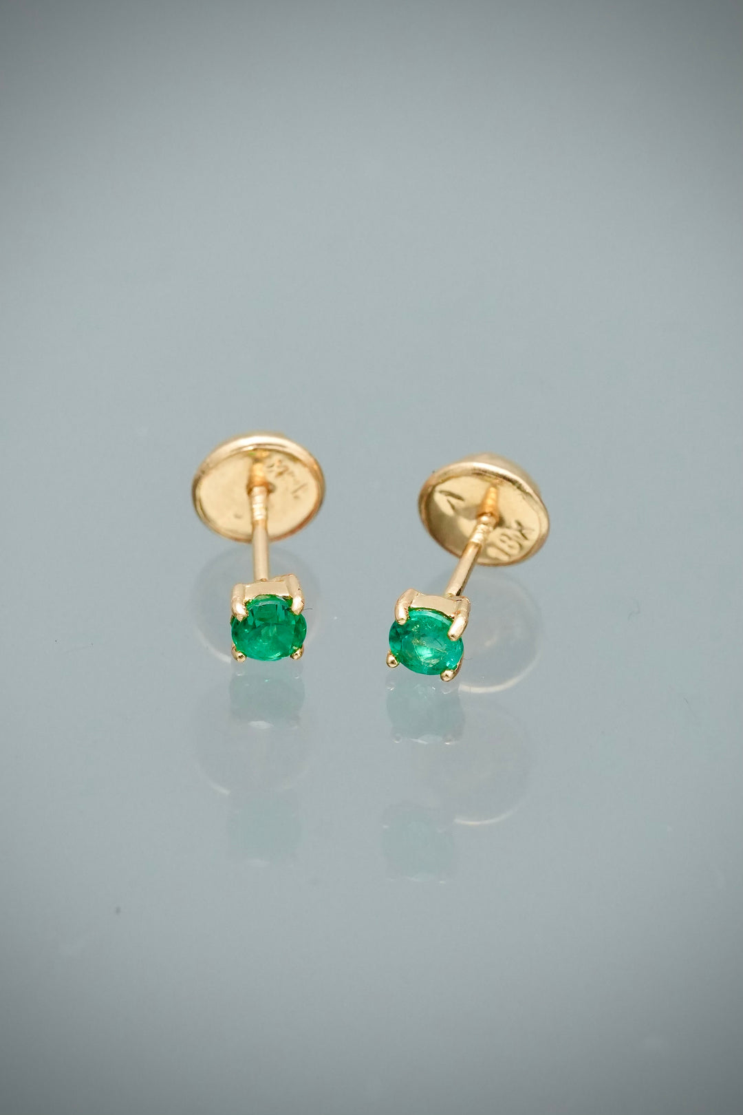 Topos con 22pts de esmeralda 0.5gr / Largo 0.3cm — Oro Amarillo