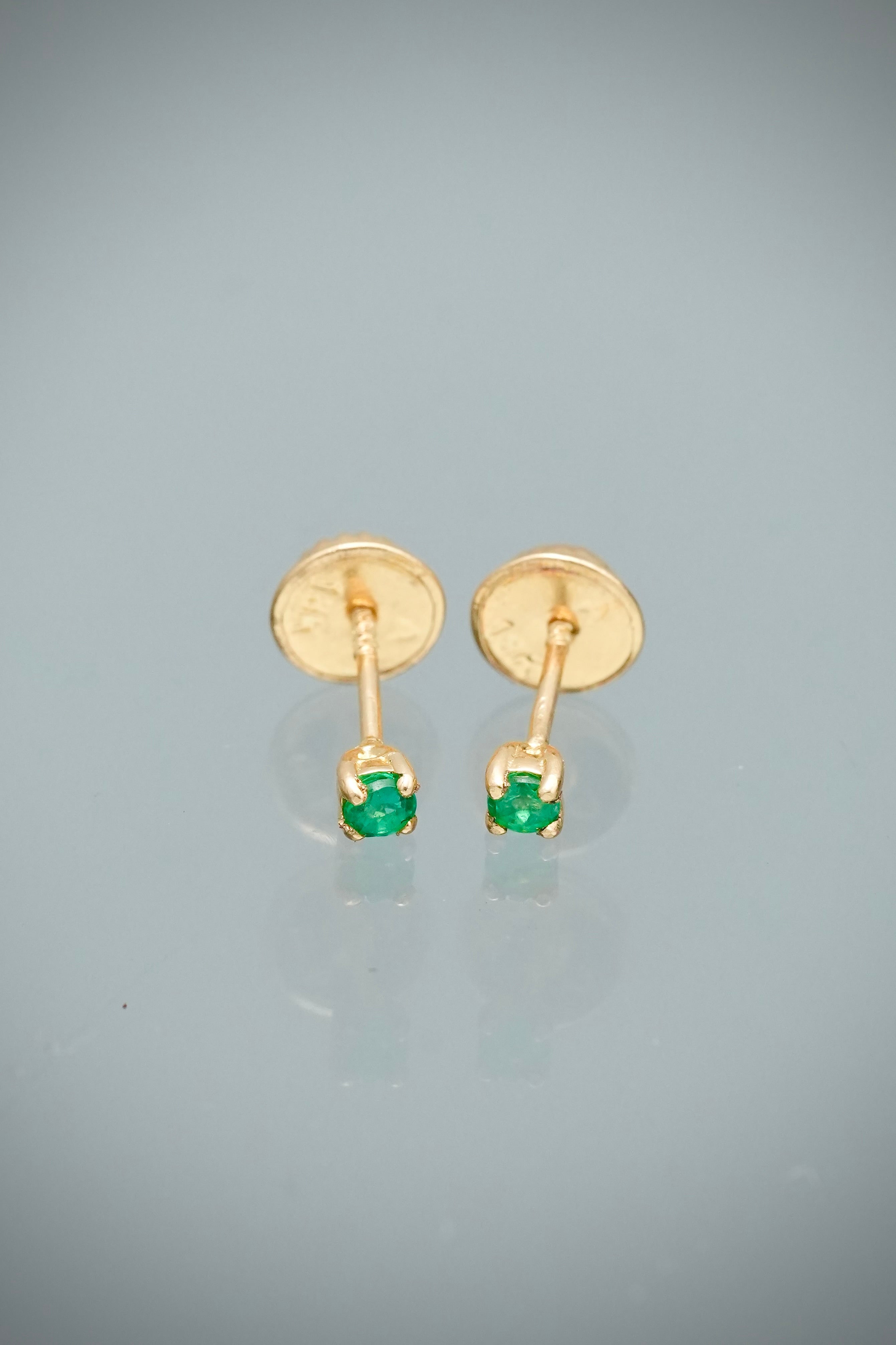 Topos con 9.5pts de esmeralda 0.4gr / Largo 0.24cm / Oro Amarillo (Joya) P