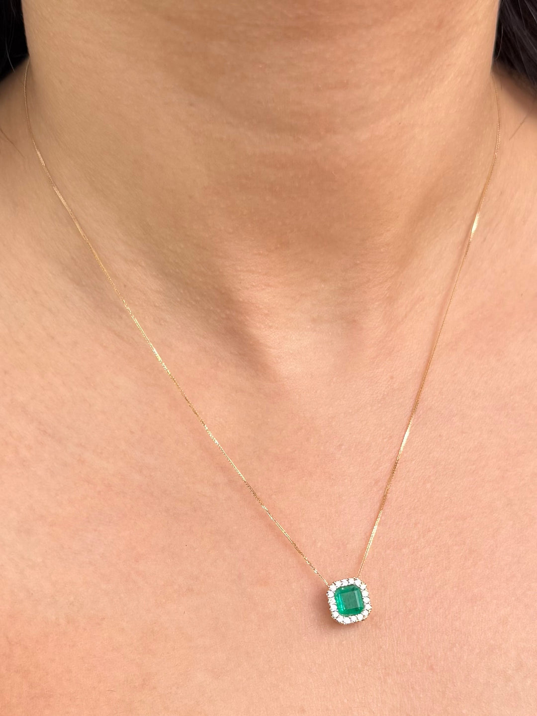Cadena con Dije 65pts de Esmeralda y 16pts de Diamantes 2.25gr / 45cm / 0.4mm — Oro Amarillo