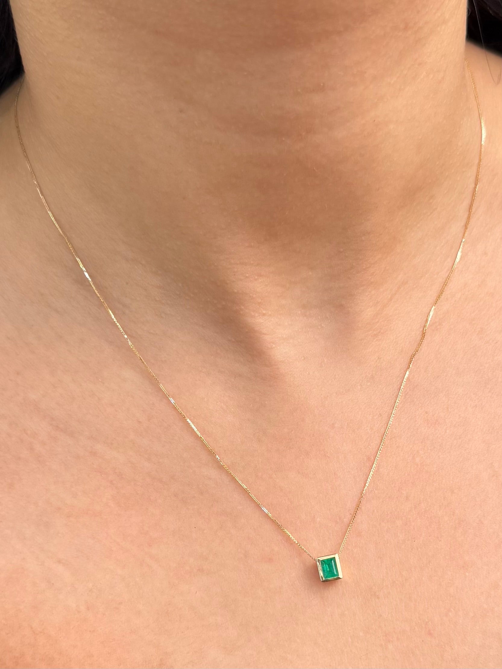 Cadena con Dije 22pts de Esmeralda 1.3gr / 45cm / 0.4mm — Oro Amarillo