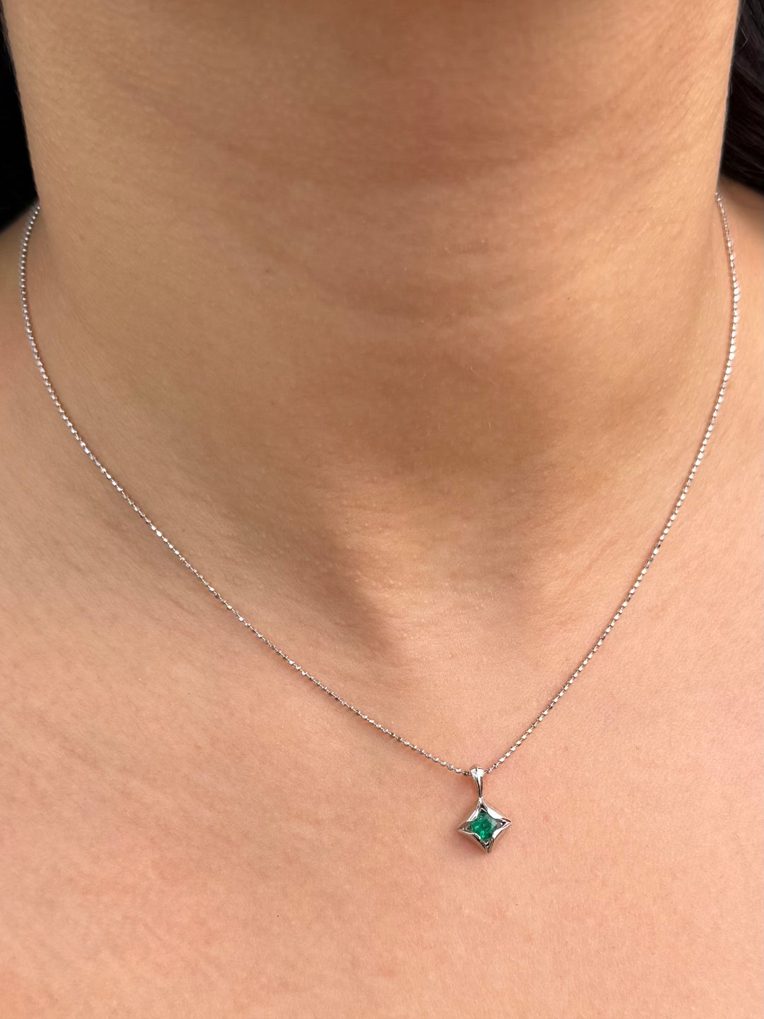 Dije con 28pts de Esmeralda 1.1gr / 1.3cm / 8.4mm — Oro Blanco