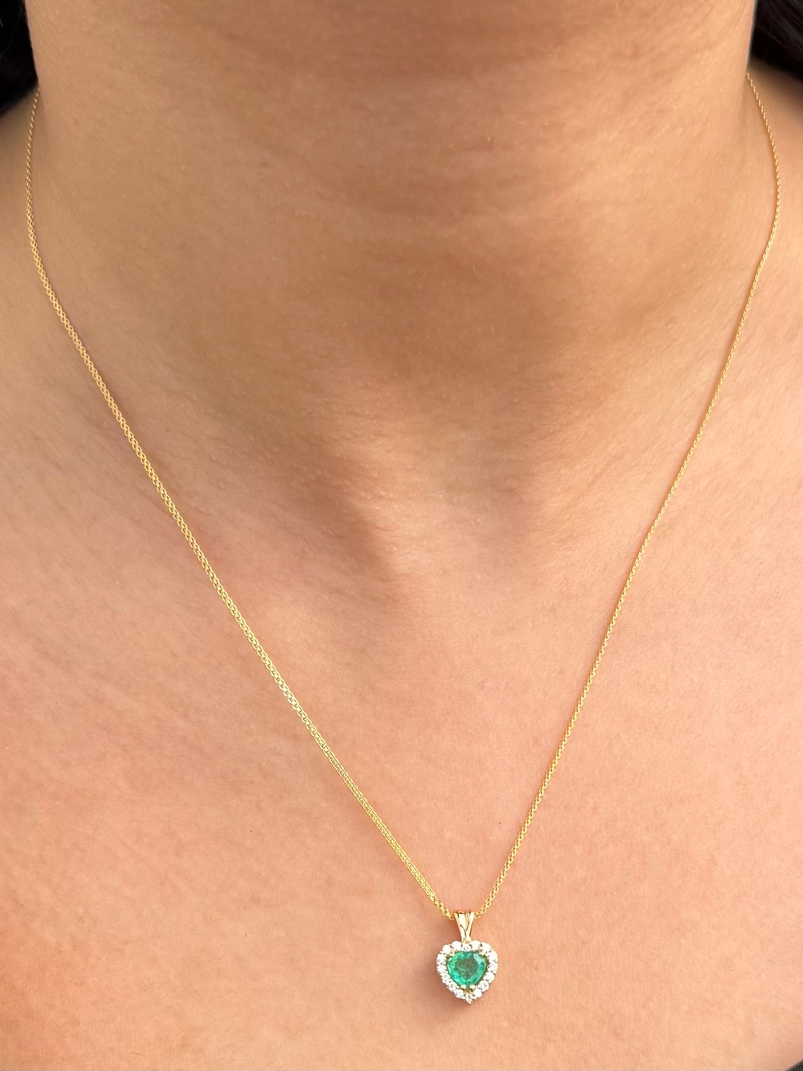 Cadena con Dije Corazon con 55pts de Esmeralda y 16pts de Diamantes 2.75gr / 45cm / 1mm — Oro Amarillo